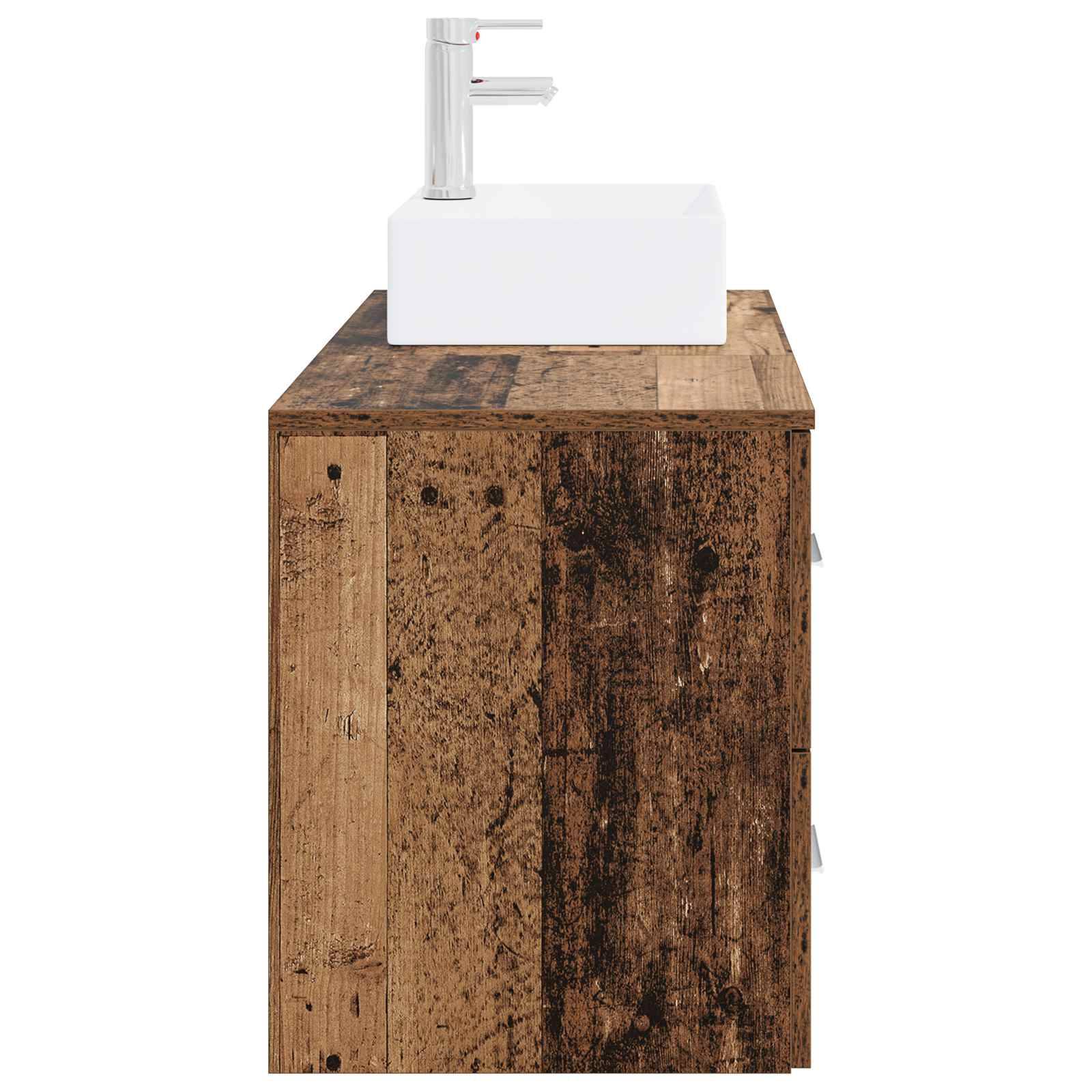 Rustikales Holz-Badezimmerwaschtisch mit einem weißen rechteckigen Waschbecken und chromglanzendem Wasserhahn oben, vor einem einfachen weißen Hintergrund dargestellt.
