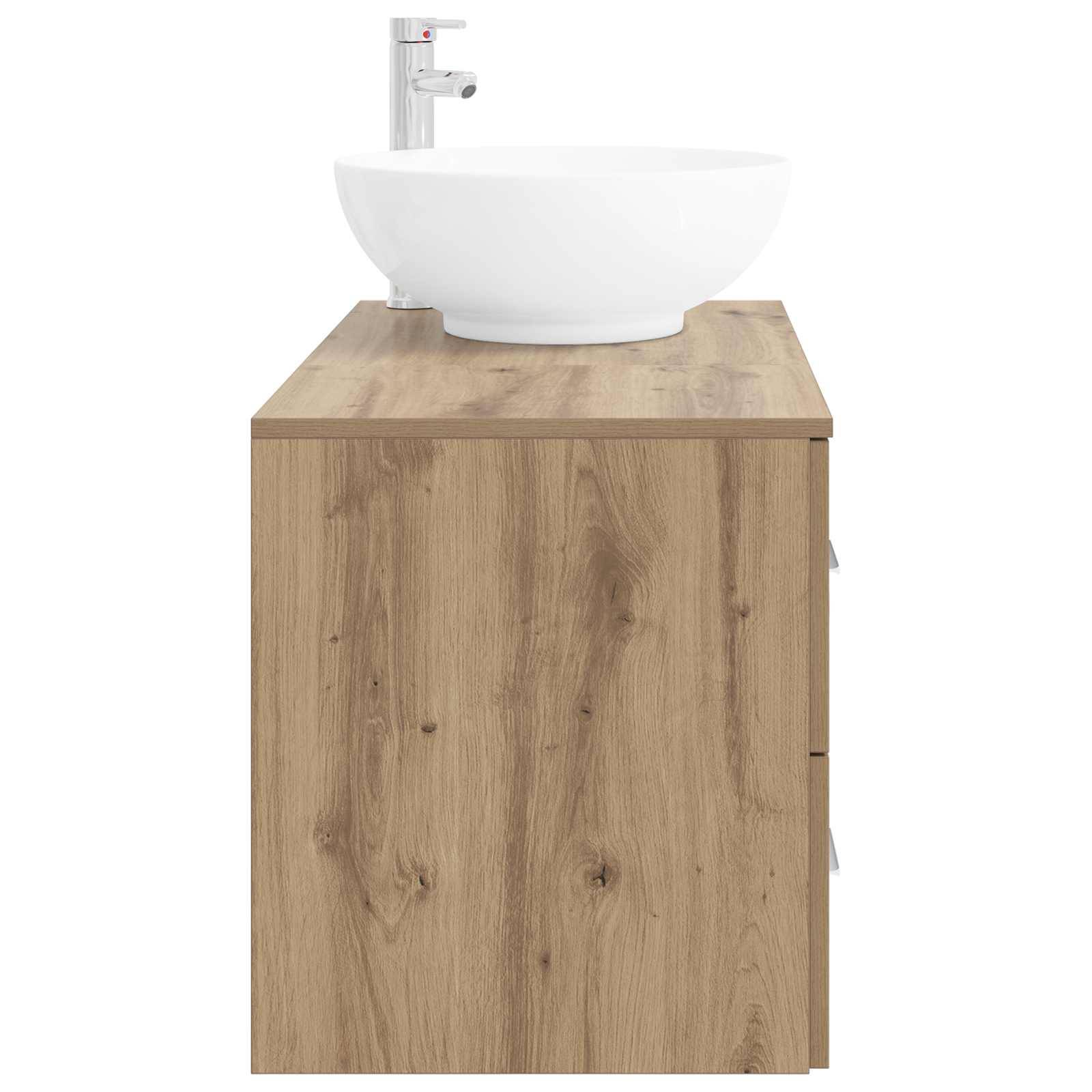 Badezimmer-Waschtischschrank mit Holzoptik, darauf ein weißes Aufsatzwaschbecken und ein verchromter Wasserhahn, vor weißem Hintergrund.