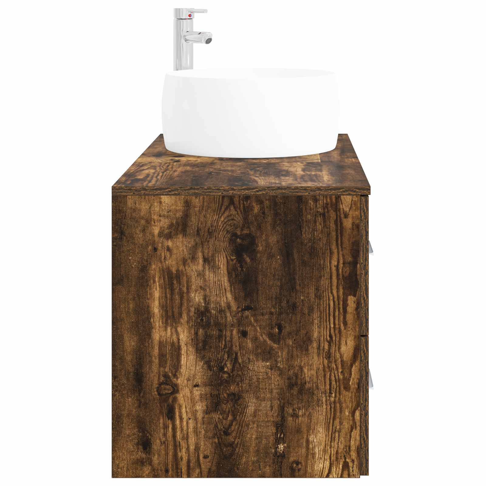 Weißes Waschtisch-Becken mit Chromarmatur auf einem rustikalen Holz-Badezimmerschrank vor weißem Hintergrund.