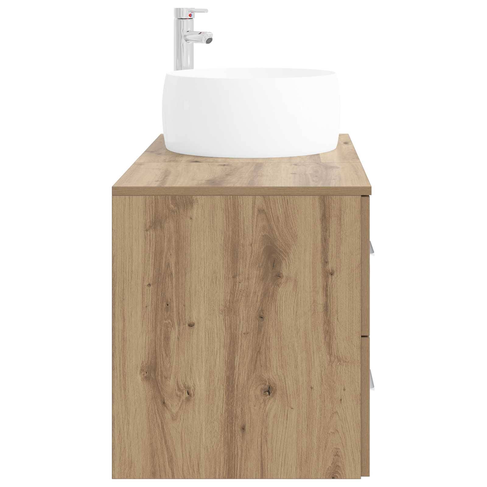 Holzwaschtischunterschrank im Badezimmer mit rundem weißem Waschbecken und Chromwasserhahn oben, gezeigt vor einfachem Hintergrund.