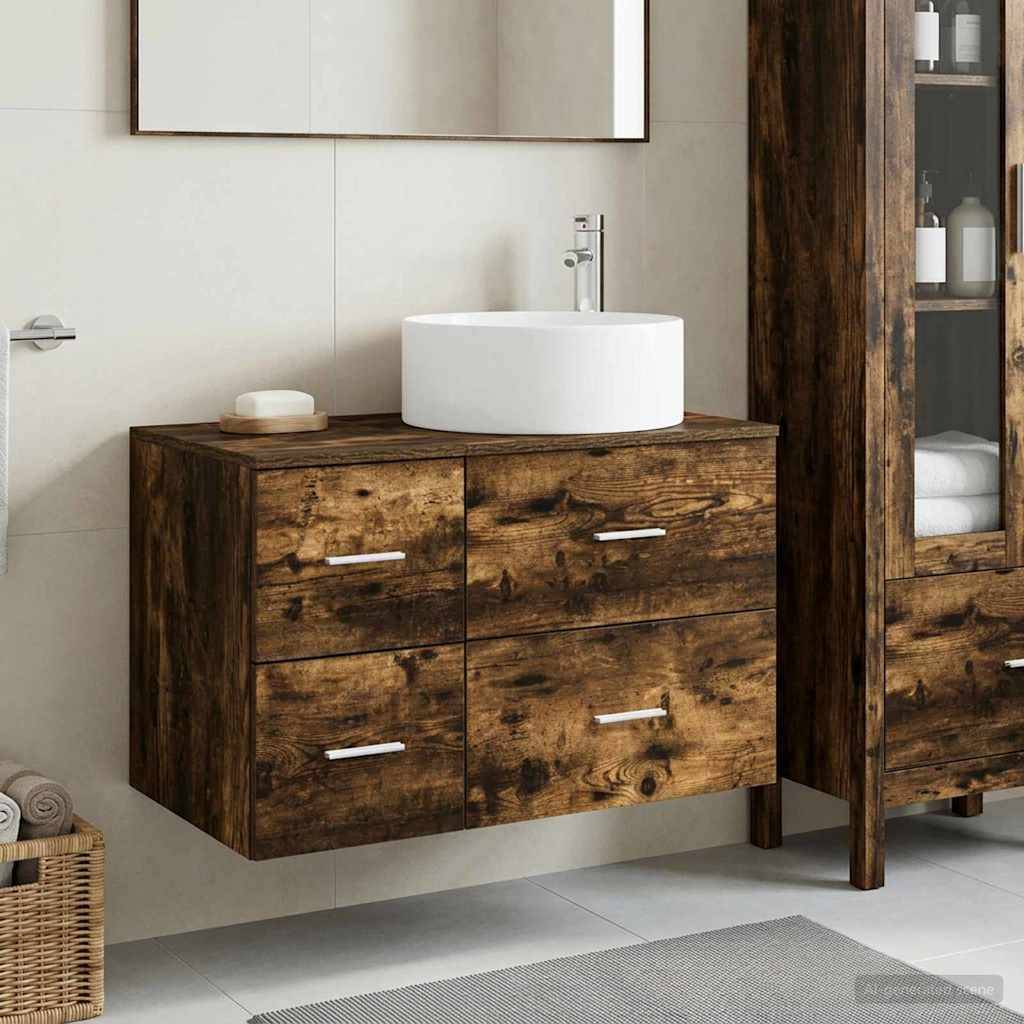 Badezimmerschrank mit rustikalen Holzschränken, weißem Aufsatzwaschbecken, Spiegel darüber und passendem hohen Lagerschrank daneben.