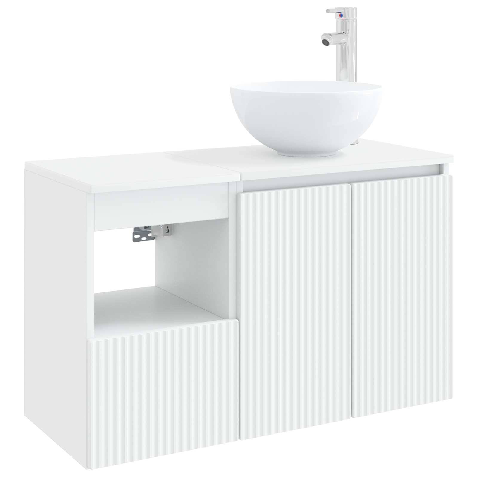 Weißes Badezimmer-Waschtischkabinett mit rundem Aufsatzwaschbecken und Chromarmatur, mit drei gerillten Fronttüren und einem offenen Seitenfachbrett.