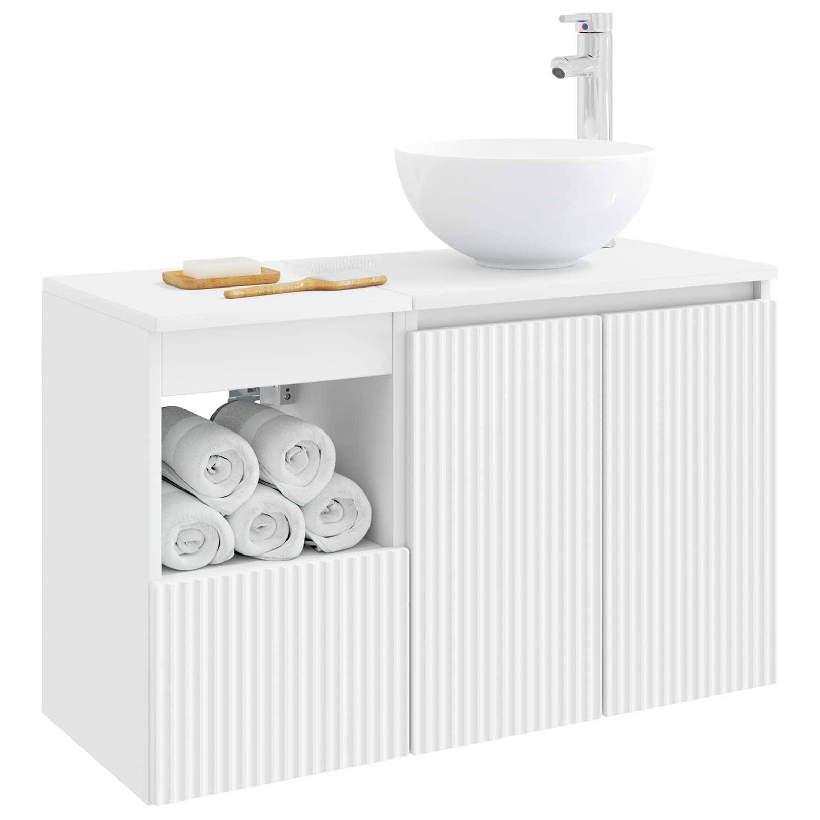 Weißer Badezimmerschrank mit gerippten Schiebetüren, offenes Handtuchtablett, Waschbecken und Armatur oben, Seife und Bürste neben dem Becken.