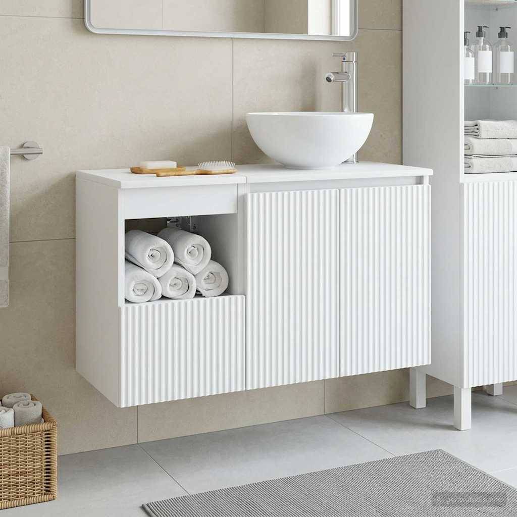 Modernes weißes Badezimmer-Waschtisch mit Aufsatzwaschbecken, Spiegel und offener Handtuchablage mit aufgerollten Handtüchern.