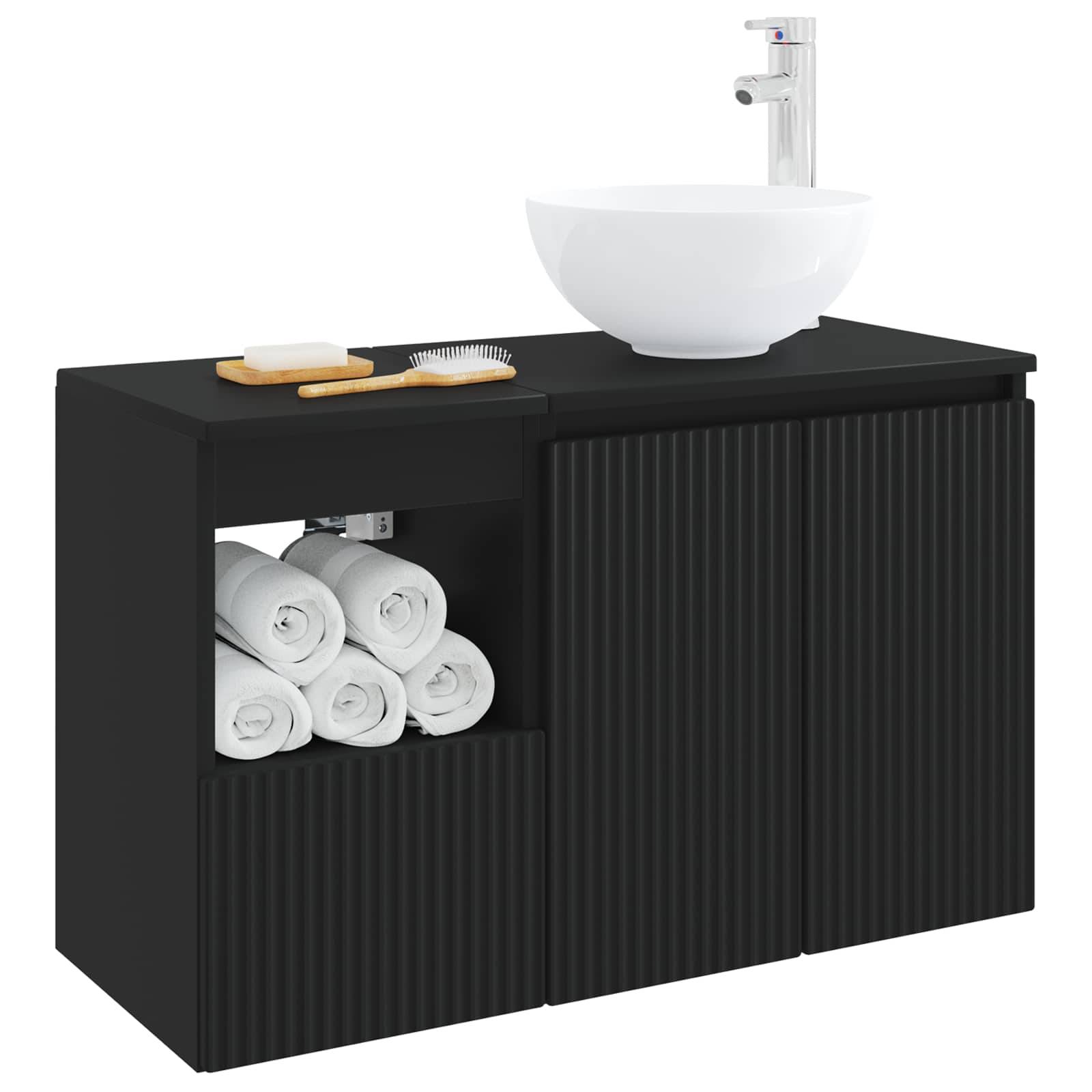 Schwarzer Badezimmerschrank mit weißem Aufsatzwaschbecken und Armatur, offenes Regal mit aufgerollten Handtüchern und eine Seifenschale sowie eine Bürste oben drauf.