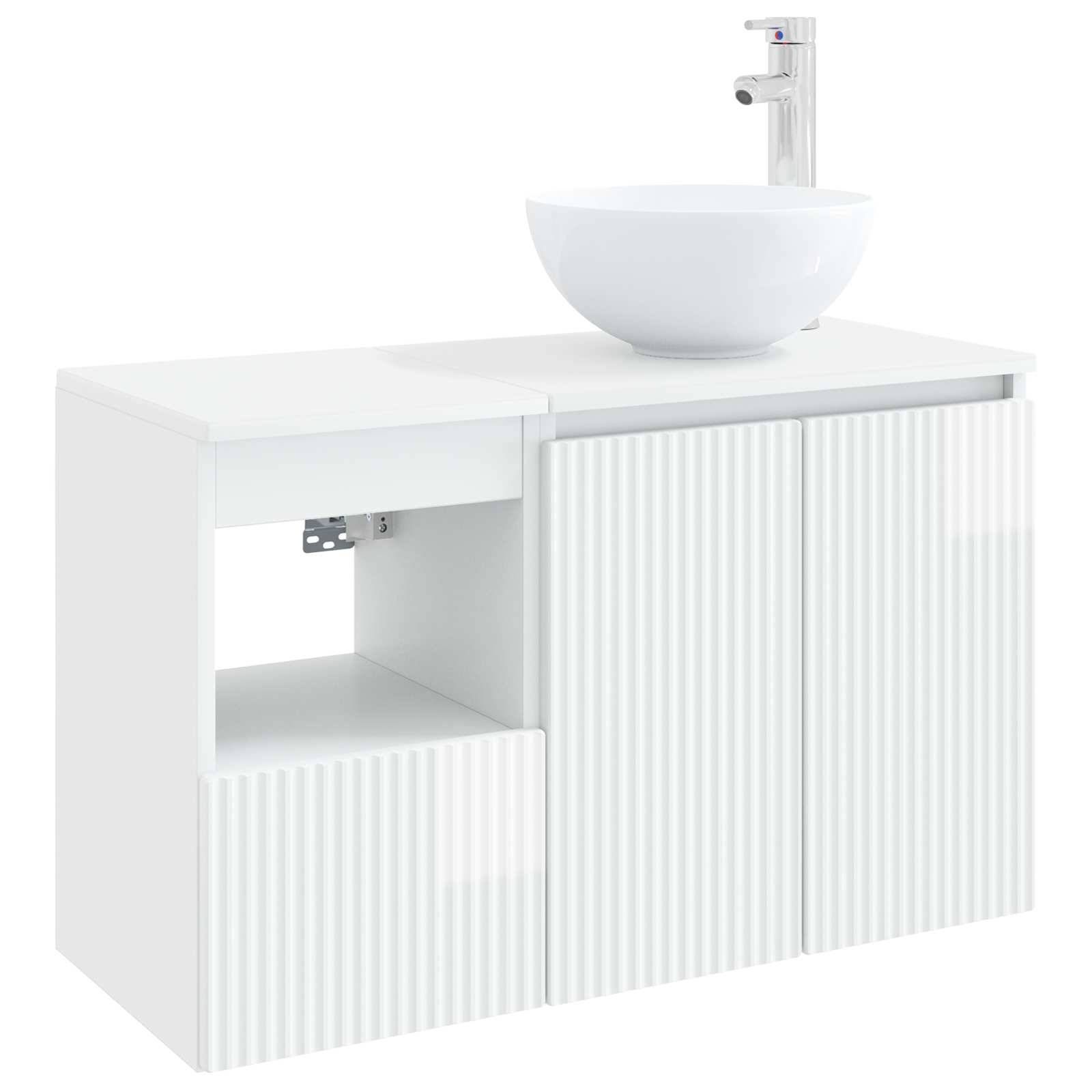 Weißer Badezimmer-Waschtisch mit gerillten Schranktüren, offener Ablage und einem runden Aufsatzwaschbecken mit Armatur oben.