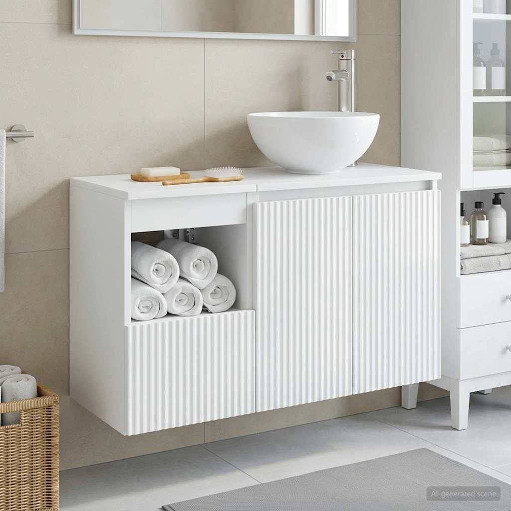 Modernes Badezimmerwaschtisch mit weißem Rippenschrank, Aufsatzwaschbecken, Spiegel, Handtüchern und Ablage mit aufgerollten Handtüchern und Badezimmerzubehör.