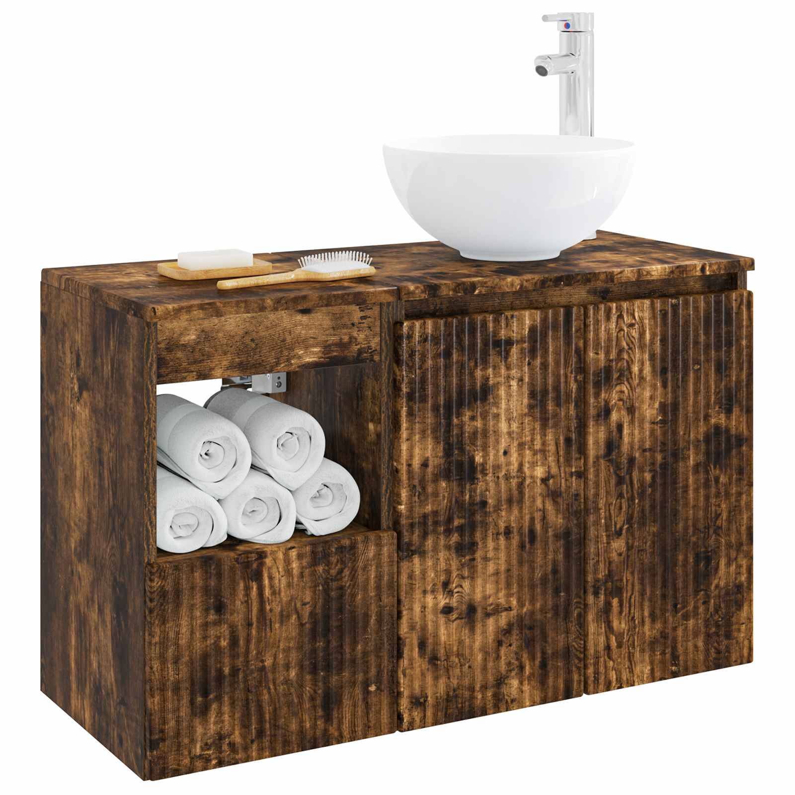 Rustikales Badezimmerwaschbecken aus Holz mit weißem Waschbecken und Wasserhahn, offenes Regal mit aufgerollten Handtüchern und oberes Tablett mit Seife und Bürste.