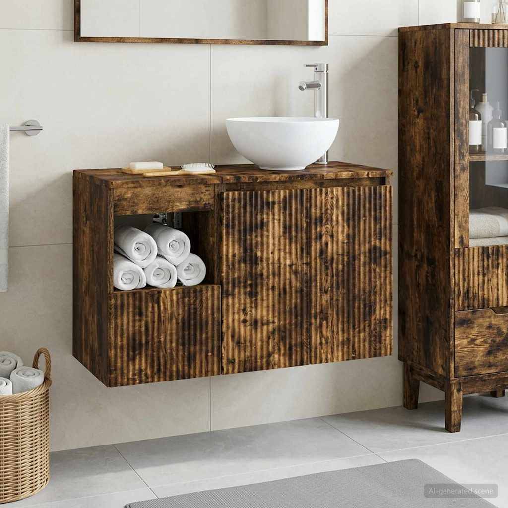 Holz-Badezimmerschrank mit weißem Aufsatzwaschbecken und offener Handtuchiablage, neben einem passenden Schrank und gewebtem Korb.