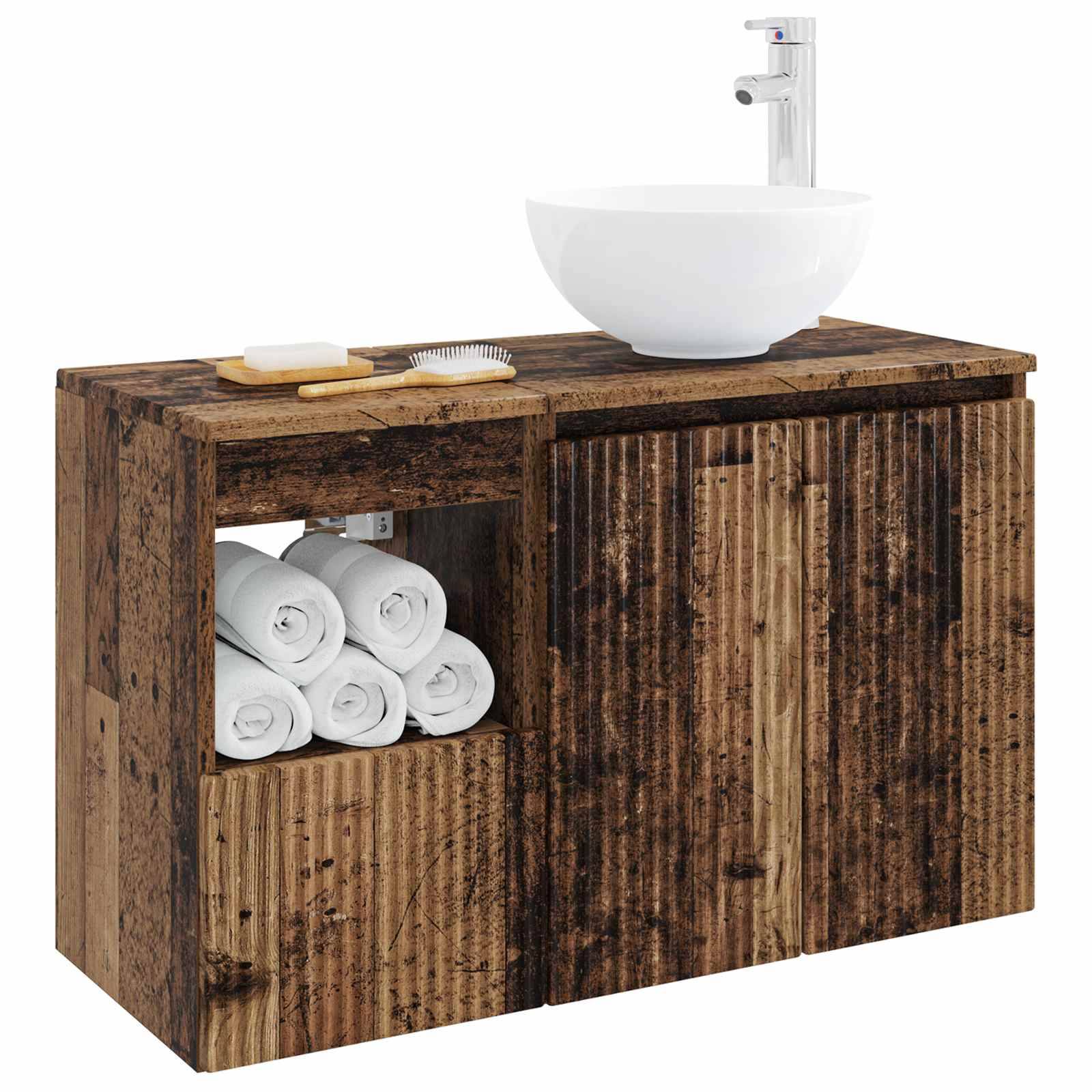 Rustikales Badezimmerwaschbecken aus Holz mit weißem Aufsatzwaschbecken und Armatur, offenes Regal mit aufgerollten Handtüchern und kleinen Accessoires.