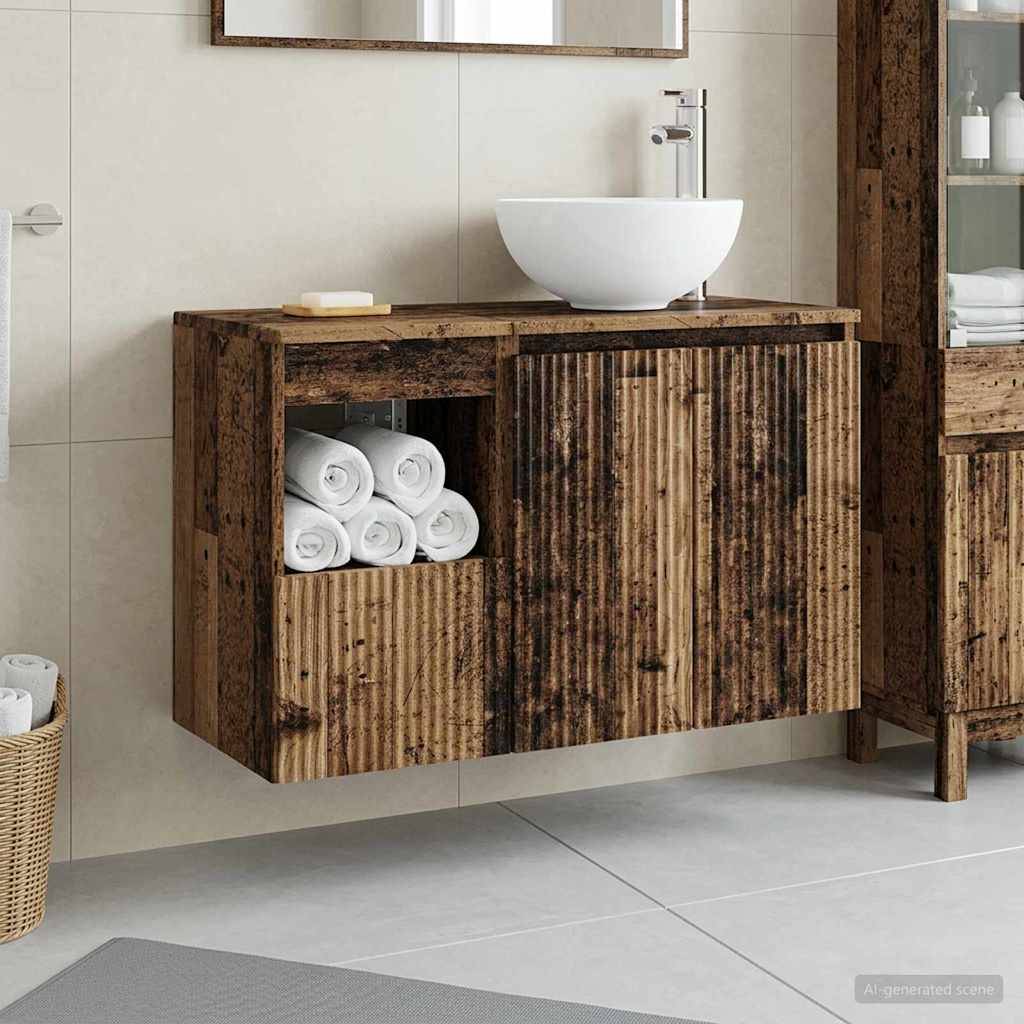Rustikales Holzbadezimmer-Waschtisch mit Aufsatzwaschbecken und offenes Regal mit aufgerollten Handtüchern vor einer gefliesten Wand.