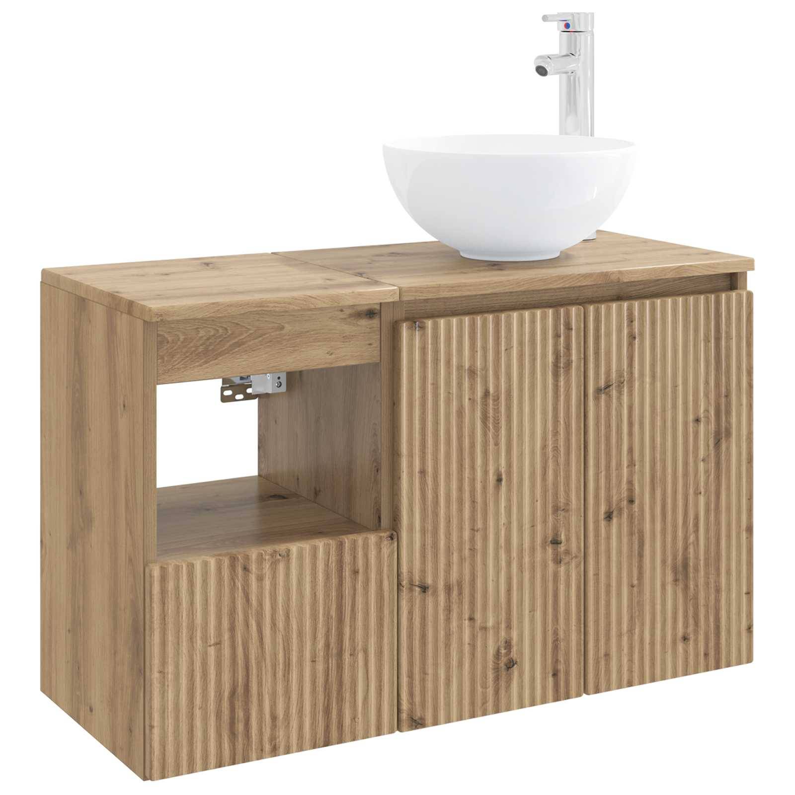 Holzwaschbeckenunterschrank mit offenen Regalen und gerippter Tür, gekrönt durch ein weißes Aufsatzwaschbecken und Chromarmatur auf weißem Hintergrund.