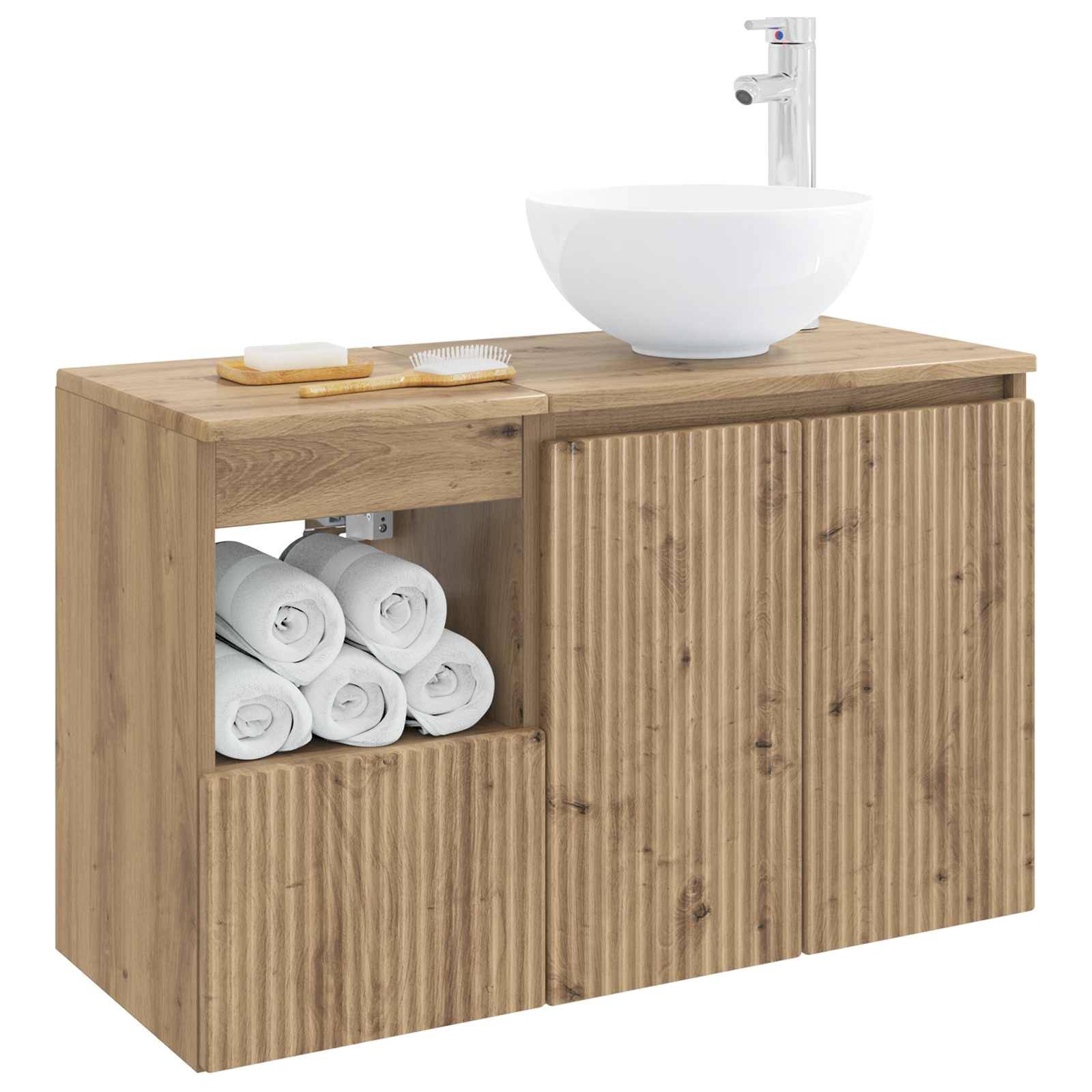 Holzwaschbeckenunterschrank im Badezimmer mit weißem Waschbecken und Chromarmatur, mit offener Handtuchtablage und gerillter Frontür.