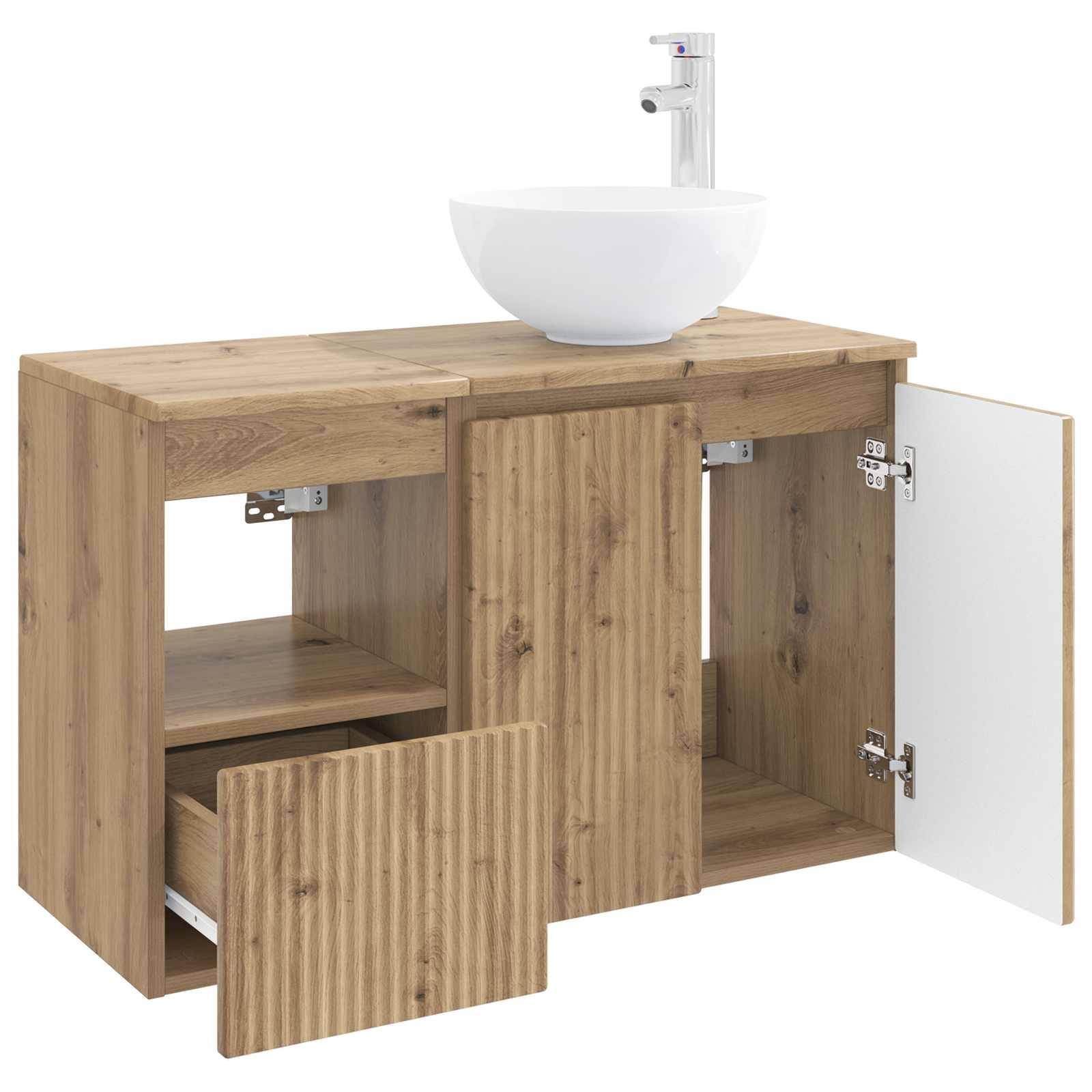 Holzernes Badezimmerwaschbecken mit rundem weißem Waschbecken und Armatur, wobei offene Schranktüren und innere Regale/Lagerfächer sichtbar sind.
