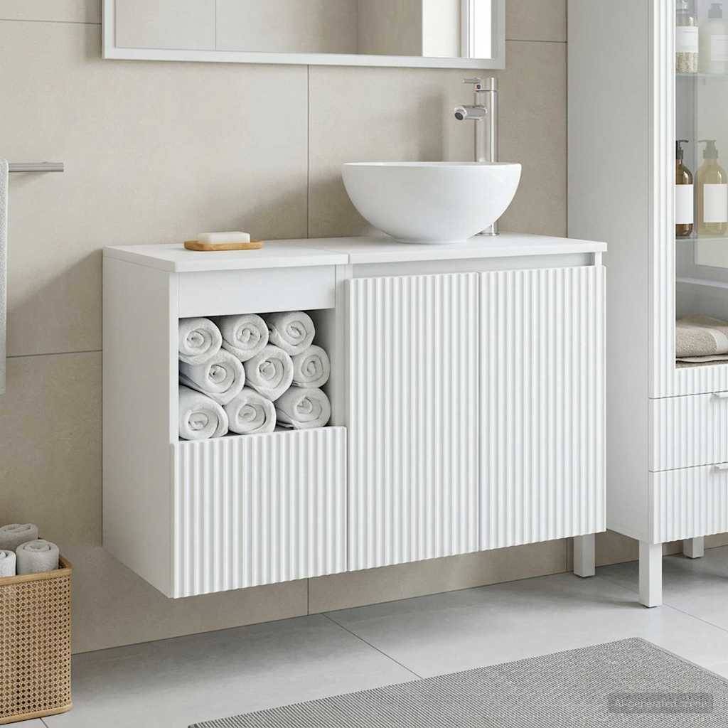 Modernes Badezimmermöbel mit weißem Aufsatzwaschbecken, gerilltem Schrank und offener Aufbewahrung für aufgerollte Handtücher.