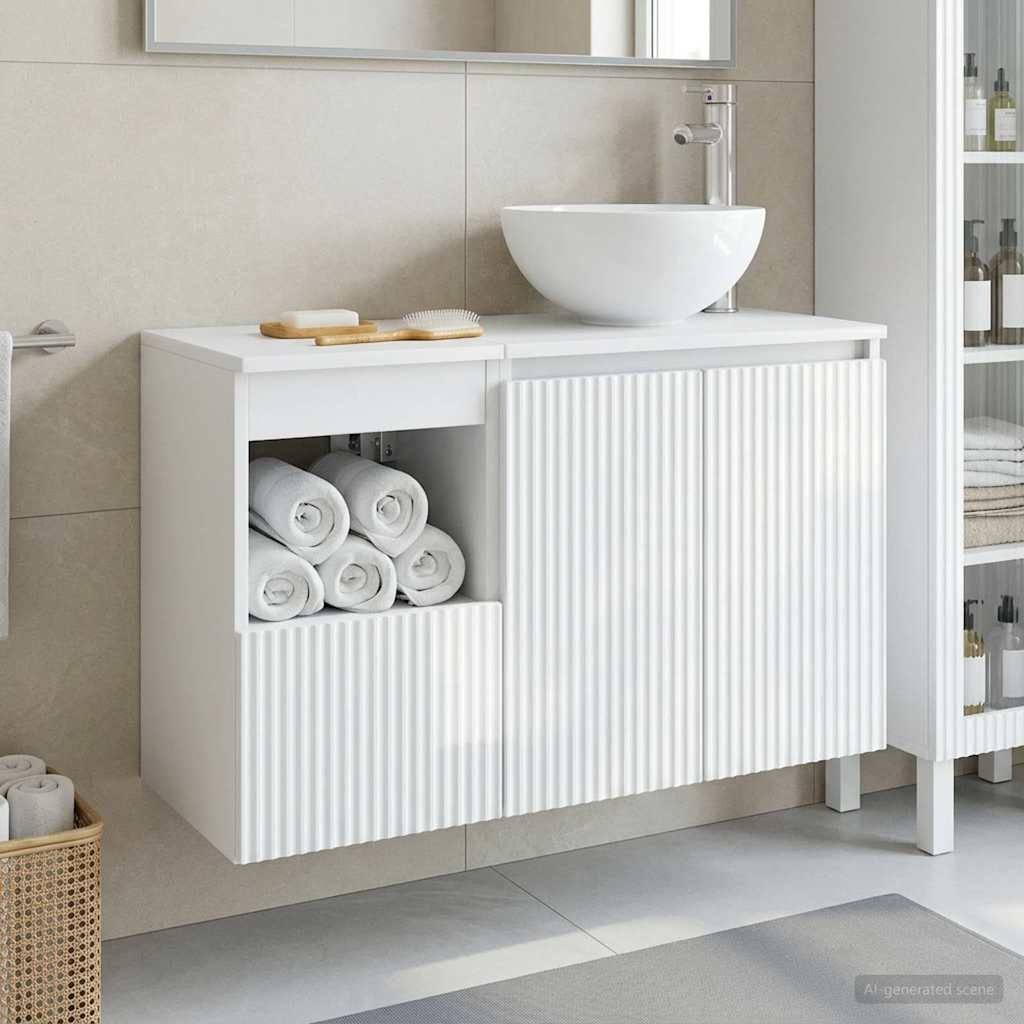 Modernes Badezimmer-Waschtisch mit weißem Aufsatzwaschbecken, offener Handtuchwagen und gerippten Schranktüren vor einer gefliesten Wand.