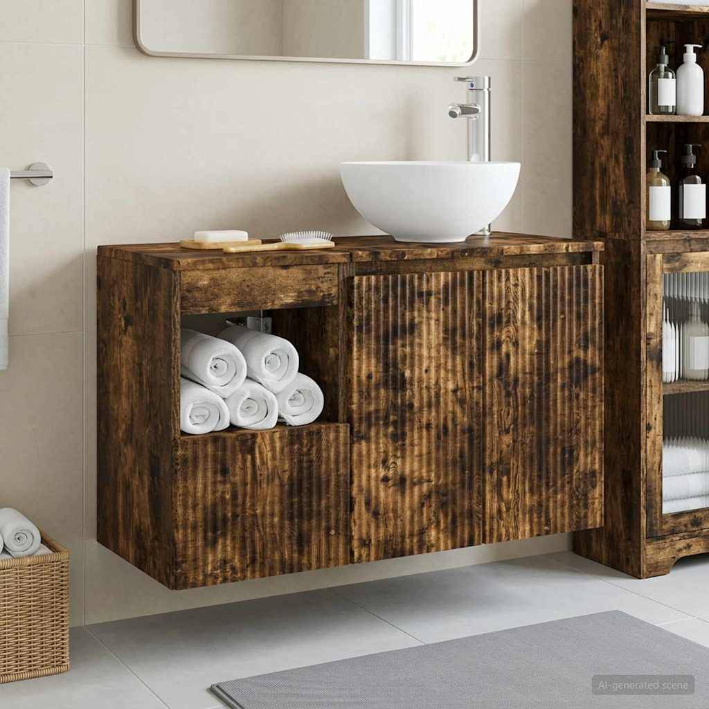 Modernes Badezimmer-Waschtisch mit Aufsatzwaschbecken und Armatur, Unterschrank aus rustikalem Holz, offene Handtuchtablare, Spiegel darüber und grauer Teppich auf Fliesenboden.