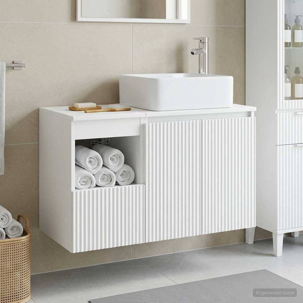 Modernes weißes Badezimmer-Waschtisch mit rechteckigem Aufsatzwaschbecken, offener Handtuchtablage und gerillter Schrankfront vor beigen Fliesenwänden.