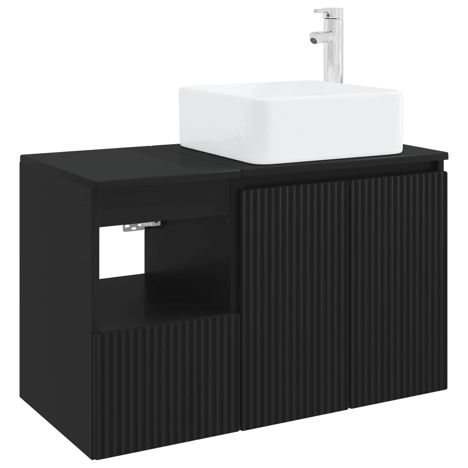 Schwarzes Badezimmerwandschränkchen mit gerillten Schranktüren, offener Ablage und weißer Arbeitsplatte mit verchromtem Wasserhahn.