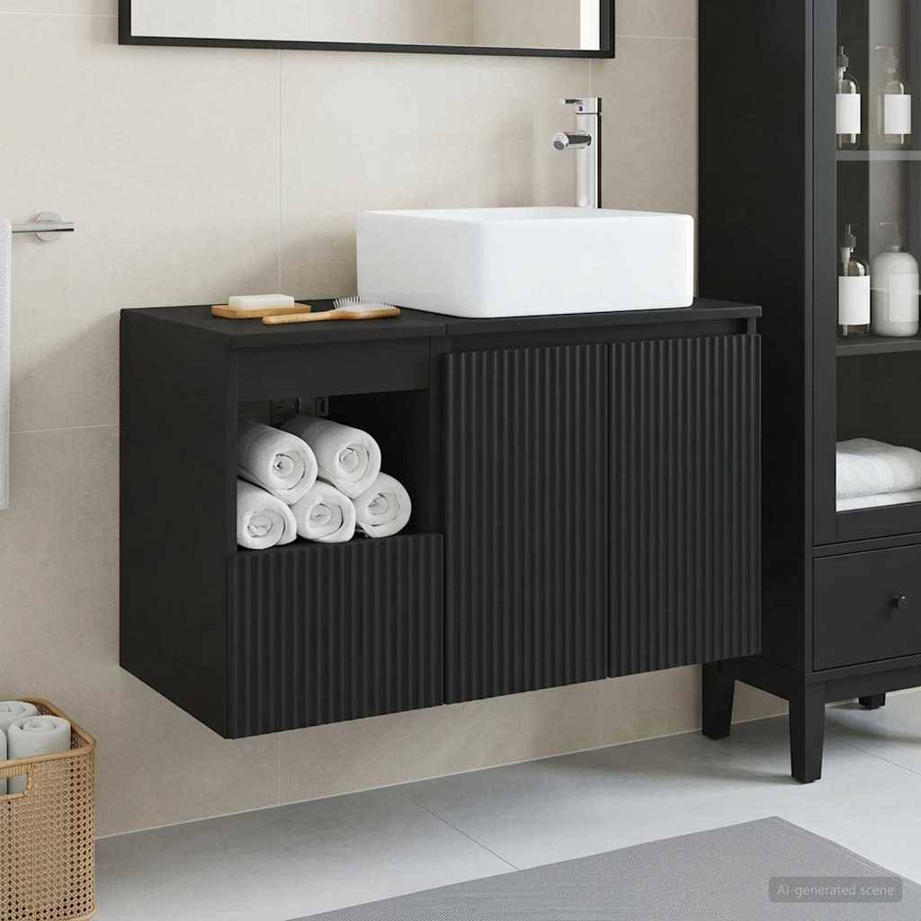 Modernes schwarzes schwebendes Badezimmermöbel mit weißem Aufsatzbecken, offenen Handtuchregalen und passendem Schrank daneben.