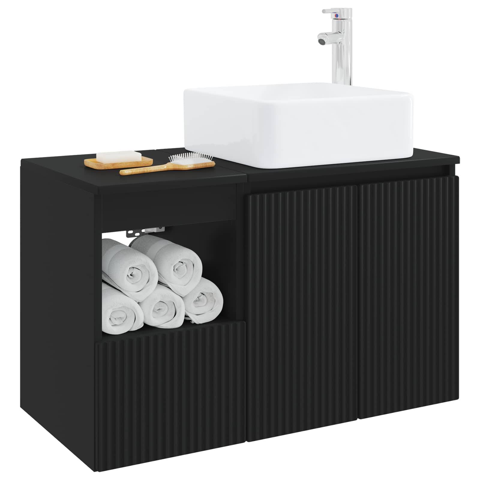 Schwarzes Badezimmer-Waschtisch mit weißem Aufsatzwaschbecken und Chromarmatur, mit offener Handtuchwagen und Schranktür mit Lamellenmuster.