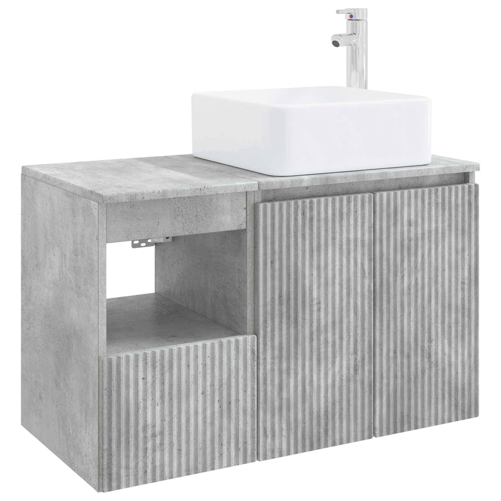 Modernes Badezimmer-Waschtisch mit Betonoptik-Schrank, gerillten Frontblenden, offenes Regal, weißes Aufsatzwaschbecken und Chromarmatur auf weißem Hintergrund.