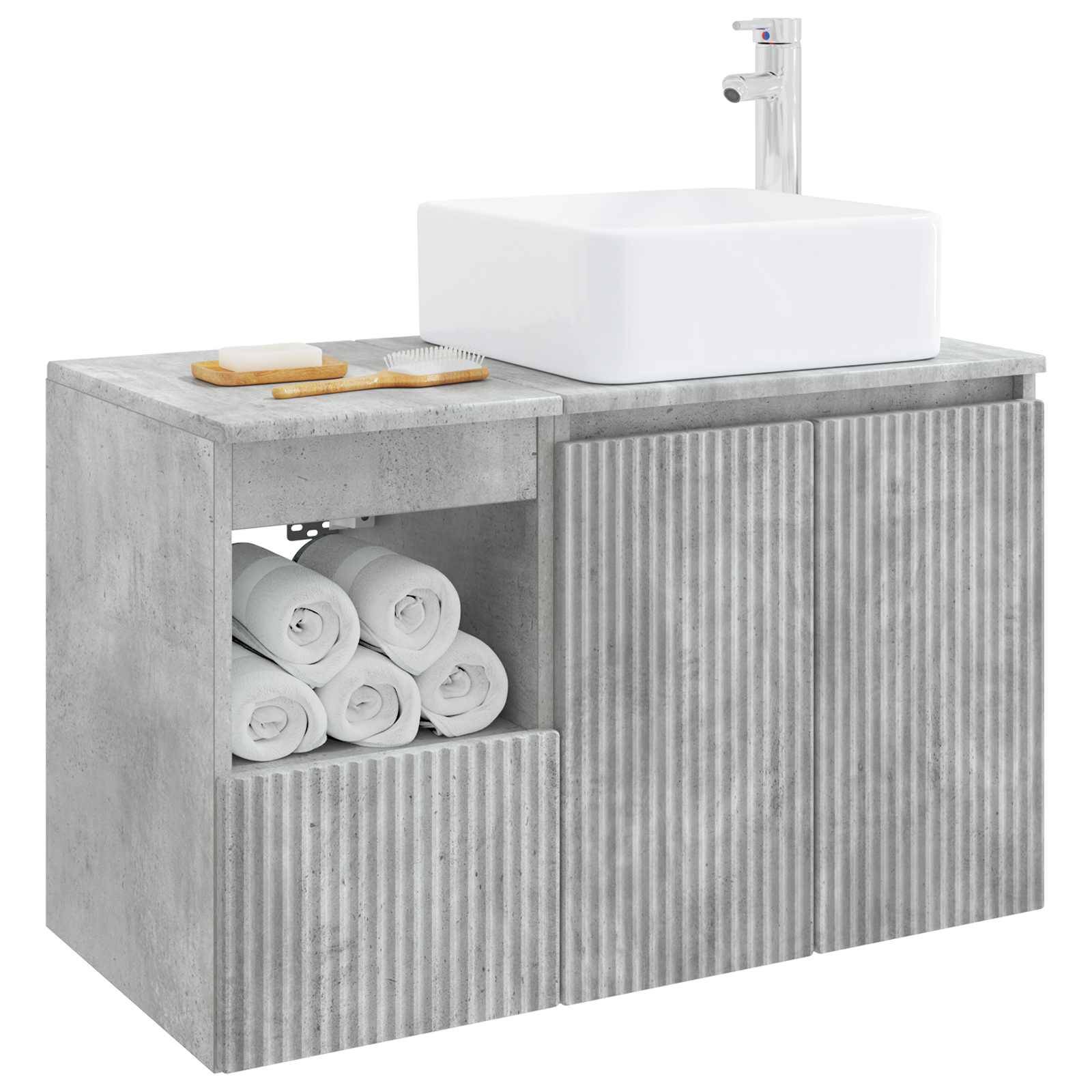 Badezimmer-Waschtisch im Betonlook mit weißem Waschbecken und Armatur, gerippten Schranktüren und einem offenen Seitenregal zum Lagern von aufgerollten Handtüchern.