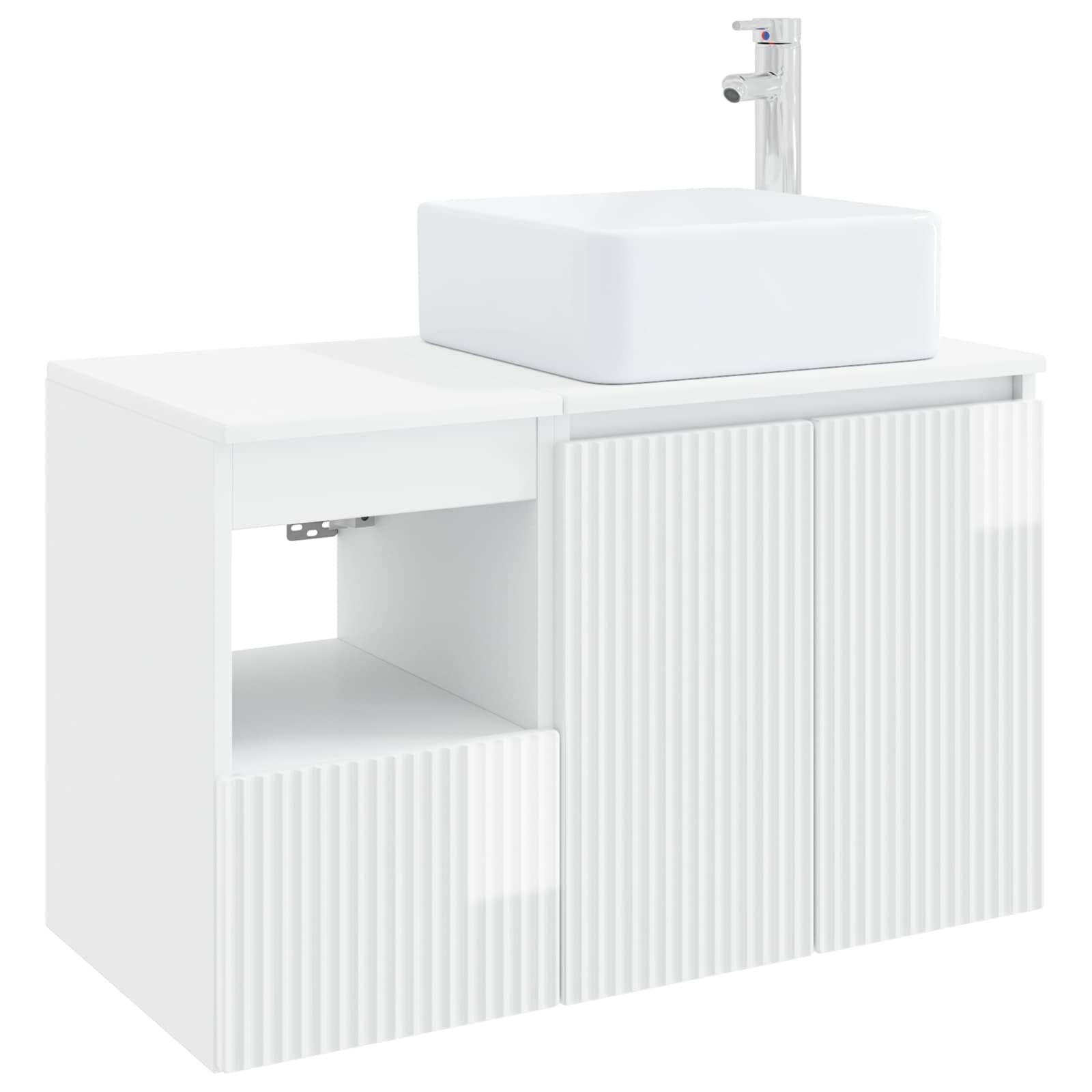 Weißes Badezimmerwaschabschrank mit gerillten Türen, offenes Regalbrett, integriertes quadratisches Waschbecken und Chromwasserhahn oben.