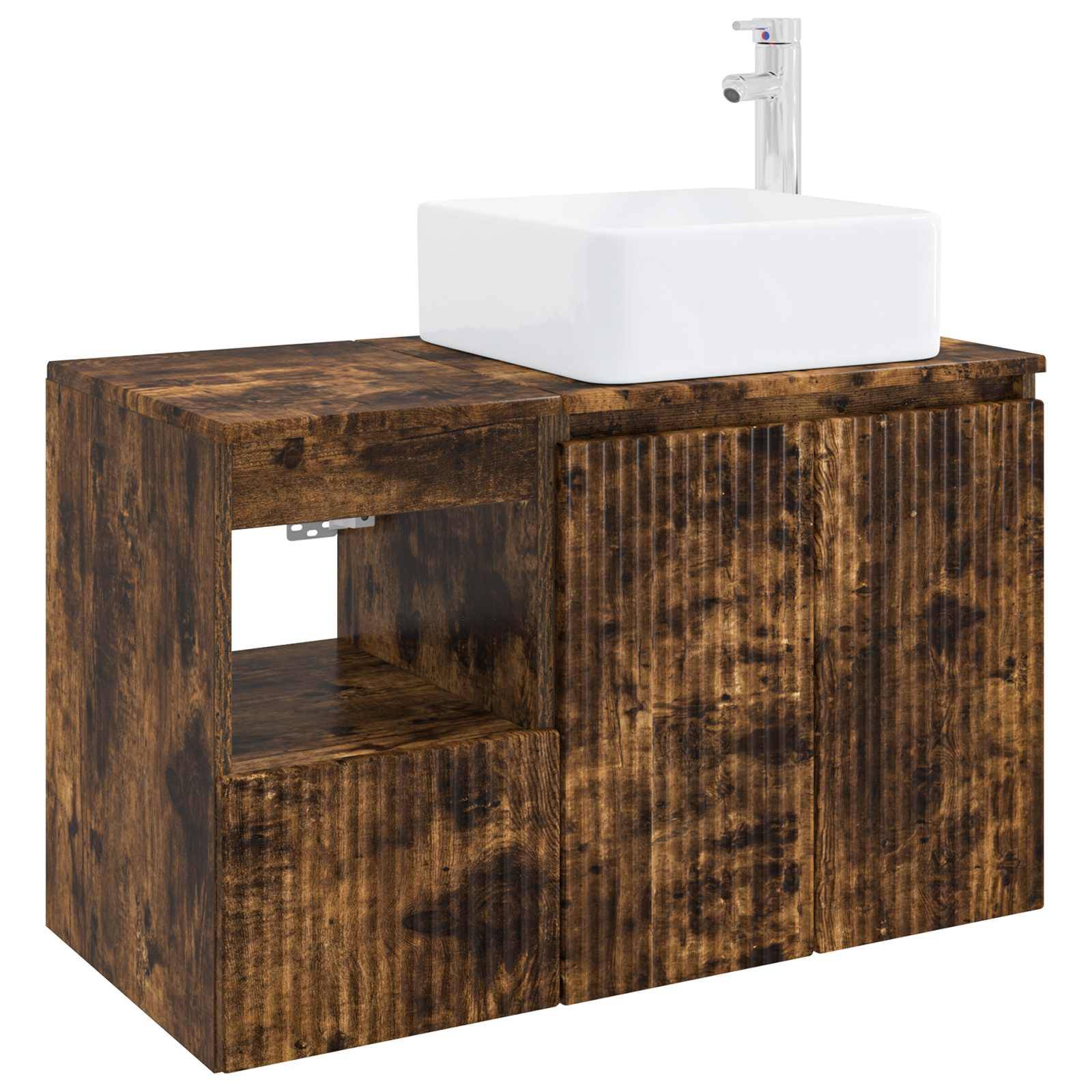 Rustikaler Holz-Badezimmerunterschrank mit weißem Aufsatzwaschbecken und Chromarmatur, mit offenen Regalen und Schrankstauraum.