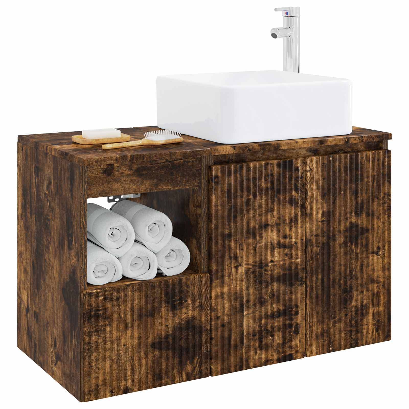 Rustikales Holzbadezimmermöbel mit weißem Aufsatzwaschbecken und Armatur, offenes Regal mit aufgerollten Handtüchern und oberes Tablett mit Seife und Bürsten.