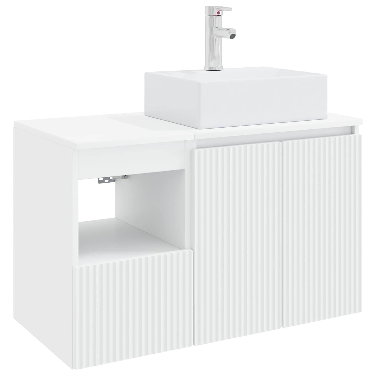 Weiße moderne Badezimmer-Waschtischanlage mit integriertem Waschbecken, Chromarmatur, offenem Regal und gerippten Schranktüren auf weißem Hintergrund