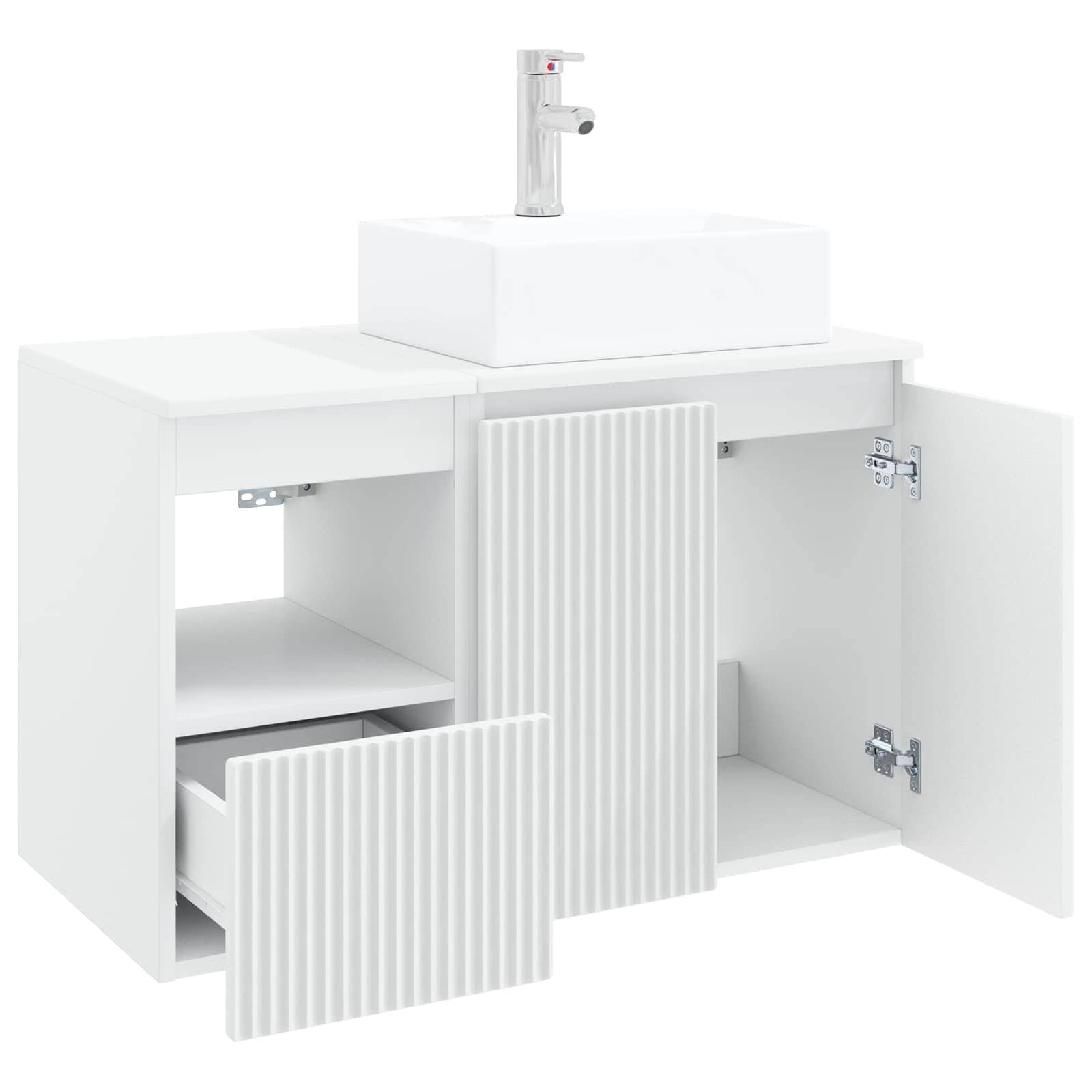Weißer Badezimmerschrank mit Waschbecken und Wasserhahn, mit offenen Türen, einer Schublade und einem gerillten Frontpaneel.