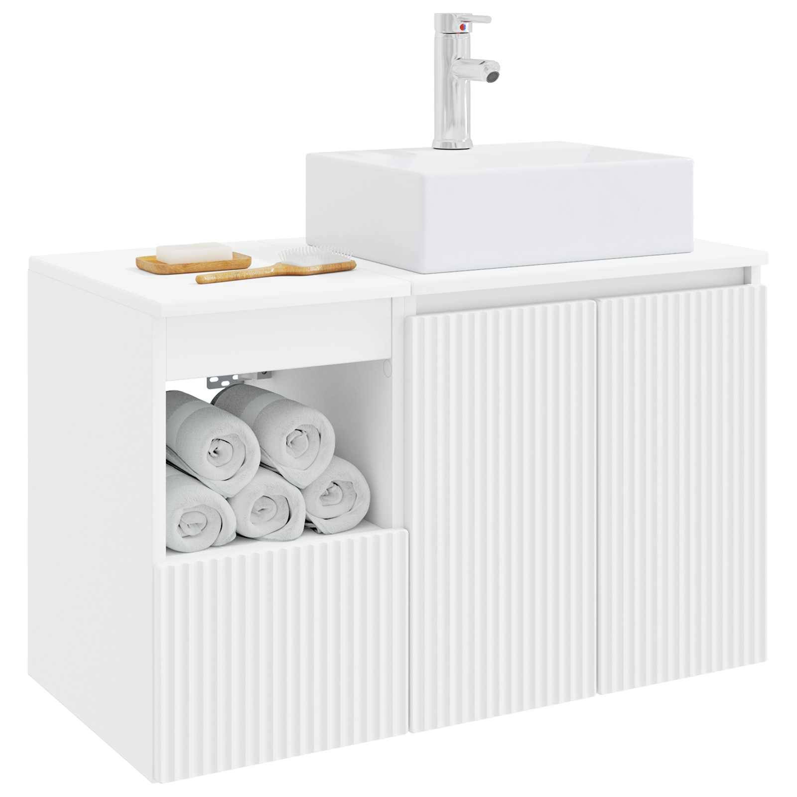 Weißes Badezimmer-Waschtischunterschrank mit Waschbecken und Armatur, offenes Regal mit aufgerollten Handtüchern und zwei Holztabletts oben.