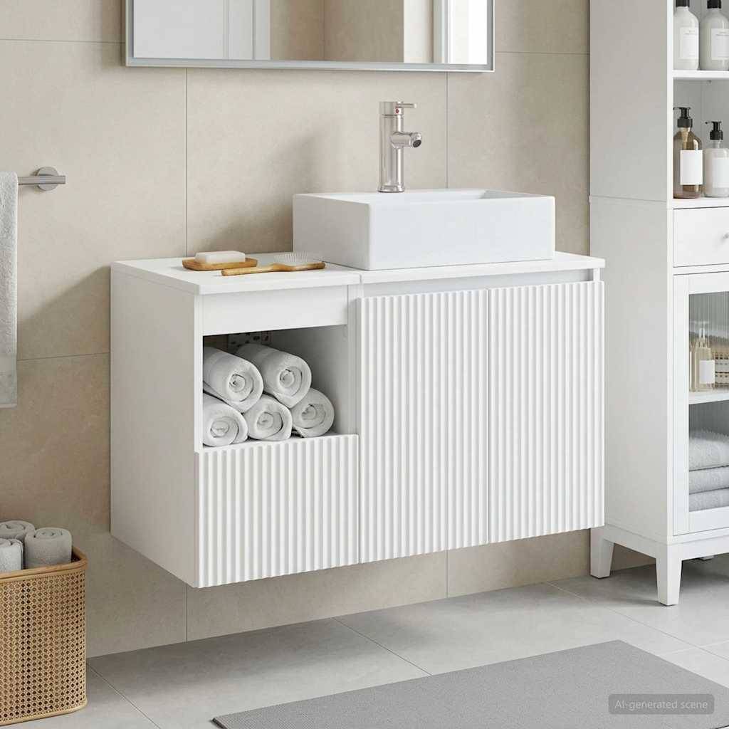 Modernes Badezimmer-Waschtisch mit weißem Waschbecken und geripptem Schrank, offenes Regal mit aufgerollten Handtüchern, daneben Spiegel und Lagerschrank.
