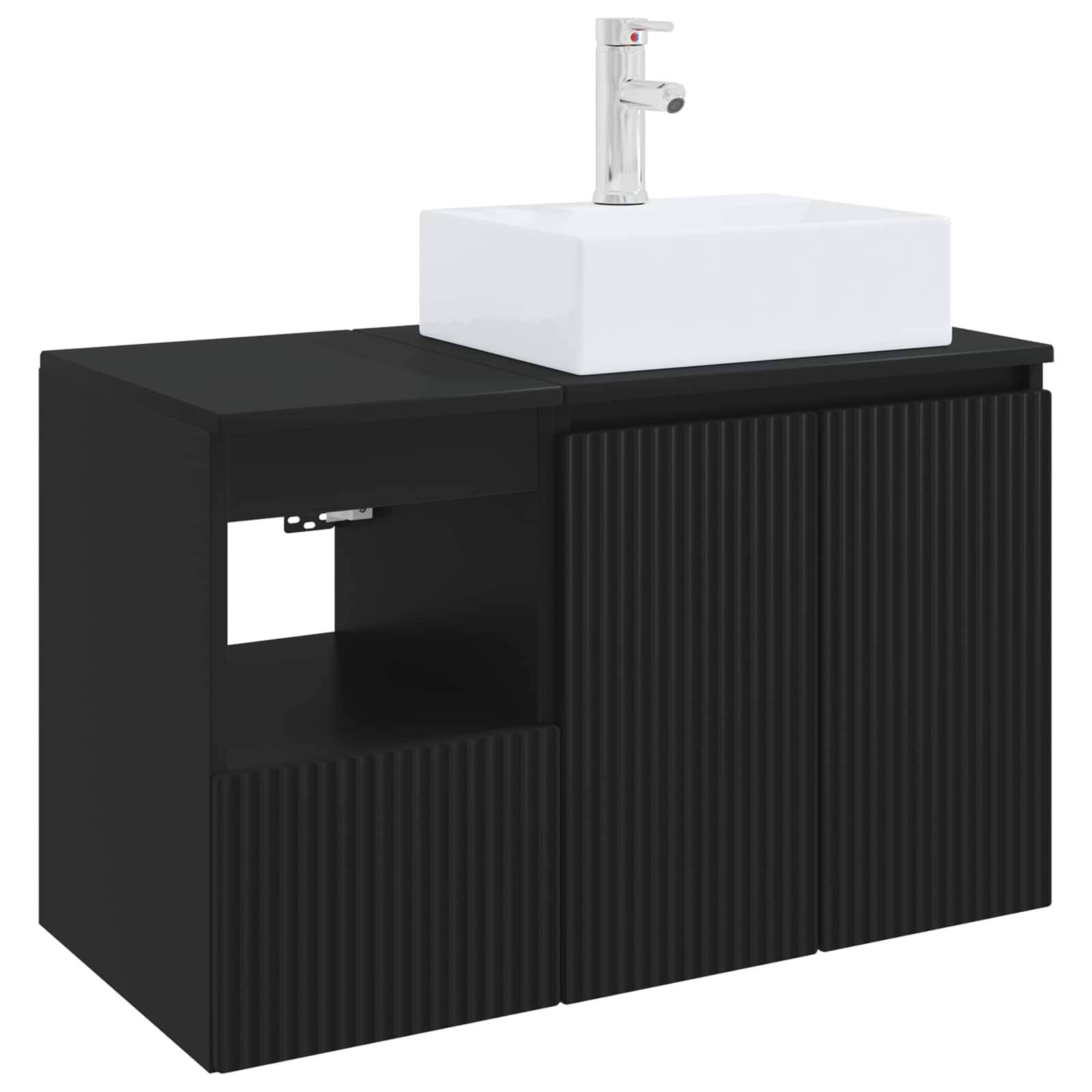 Schwarzes Badezimmer-Waschtischset mit weißem Aufsatzwaschbecken und Chromarmatur, mit offenem Fach auf der linken Seite und gerillten Schranktüren.