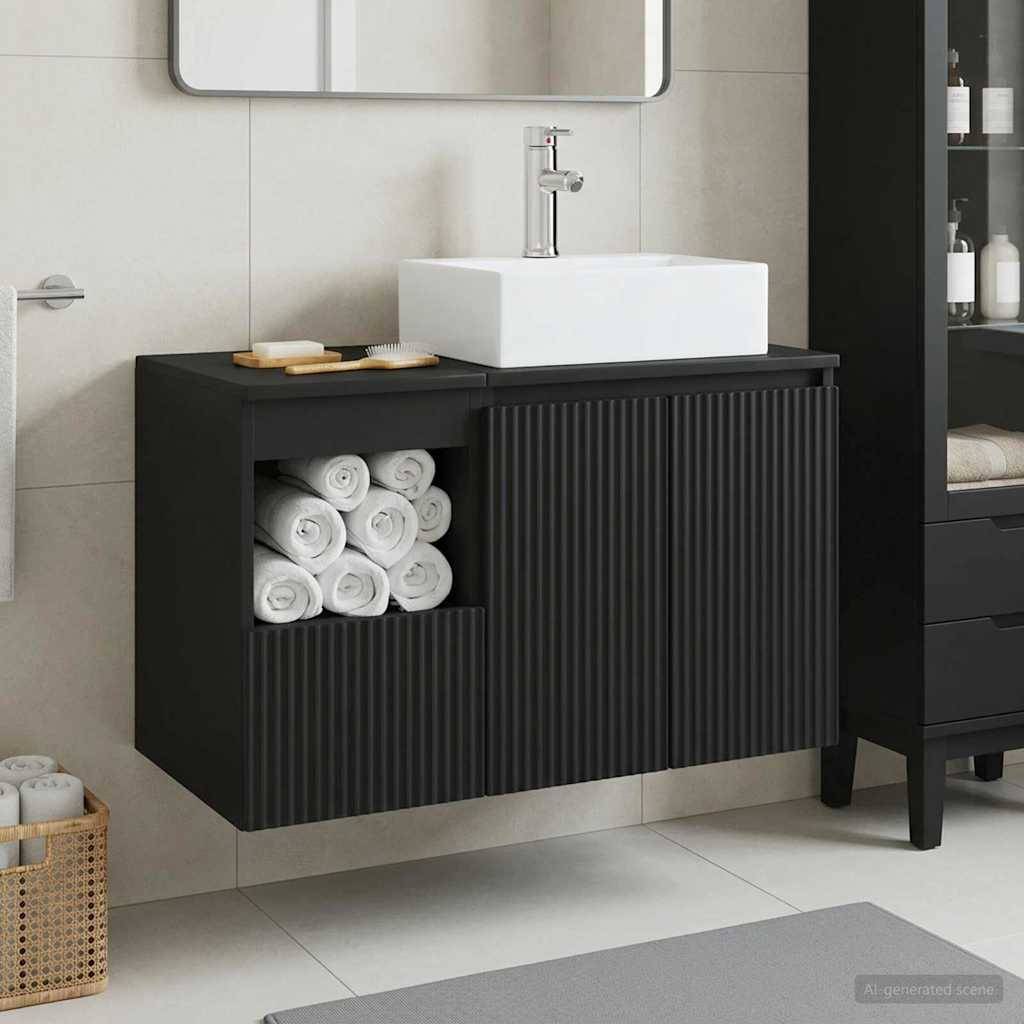Modernes Badezimmerwaschtisch mit weißem Aufsatzwaschbecken und Chromarmatur über schwarzem geripptem Unterschrank; offenes Fachwerk speichert aufgerollte Handtücher.