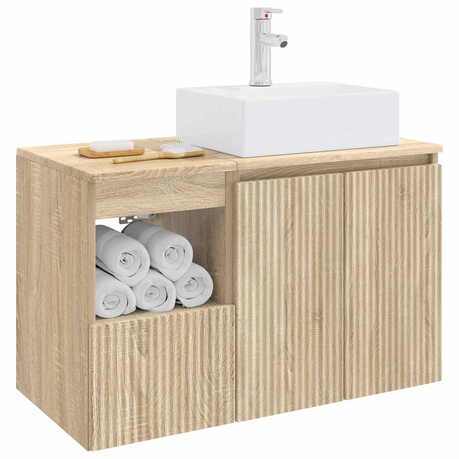 Modernes Badezimmer-Waschtisch mit Holzmaserung, weißem Aufsatzwaschbecken, Armatur und offenen Regalen mit gerollten Handtüchern und Seife.