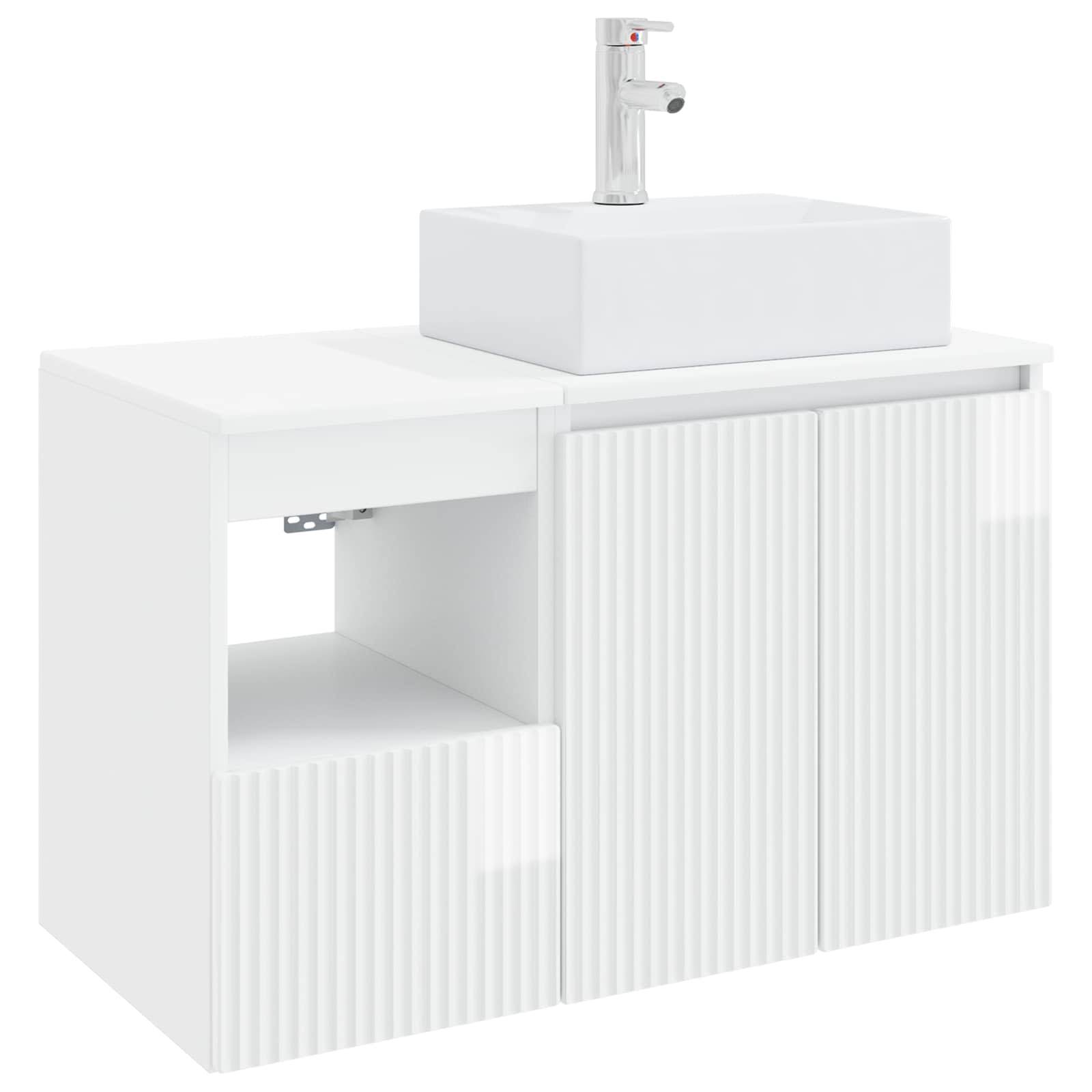 Modernes weißes Badezimmer-Waschtischset mit gerillten Schrankfronten, offener Ablage und rechteckigem Aufsatzwaschbecken mit Einhebelmischer.