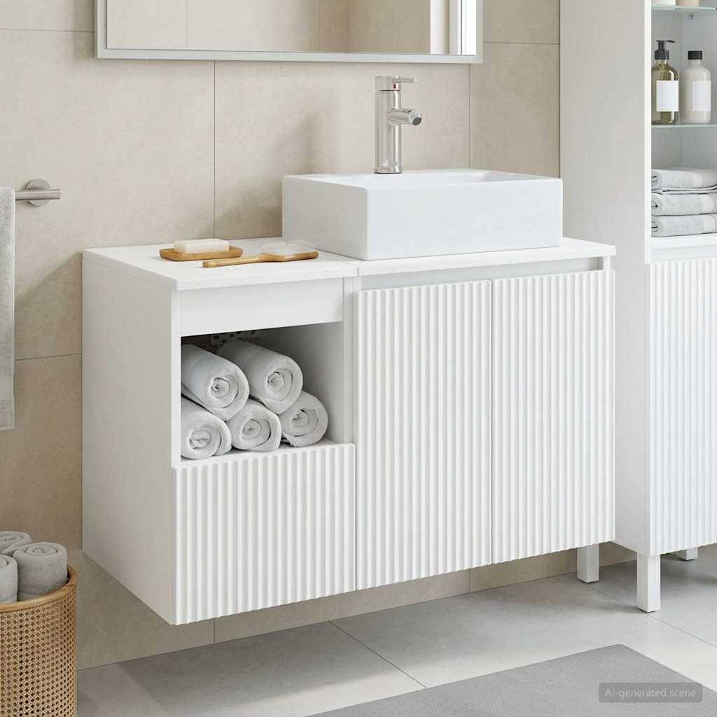 Modernes weißes Badezimmermöbel mit Aufsatzwaschbecken, gerippten Schrankfronten, offener Handtuchrond und Holztabletts auf der Oberseite in einem minimalistischen Badezimmer