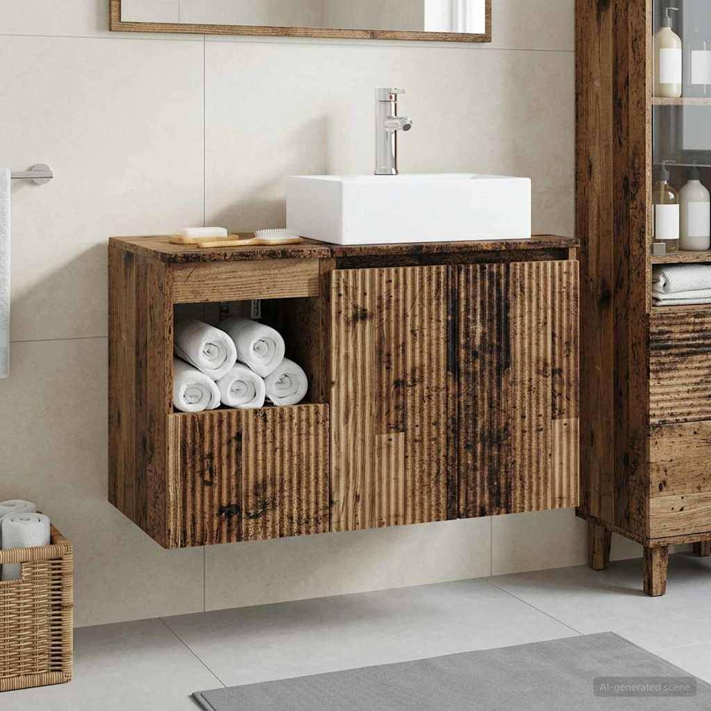 Modernes Badezimmerwaschtisch mit weißem Aufsatzwaschbecken und rustikalem Holzschrank, offenes Regal mit aufgerollten weißen Handtüchern, vor einer Kachelbaumwand.