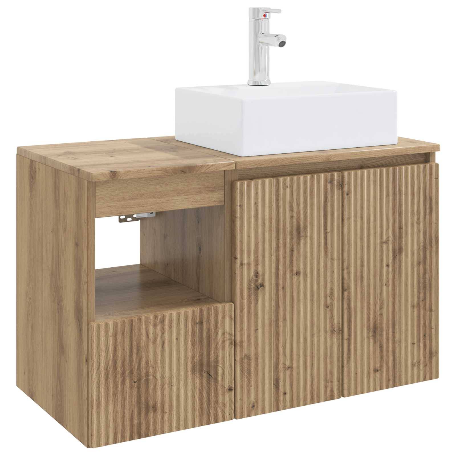Holzwaschtischunterschrank mit offenem Regal und gerillter Tür, gekrönt von einem weißen Waschbecken und Chromarmatur.