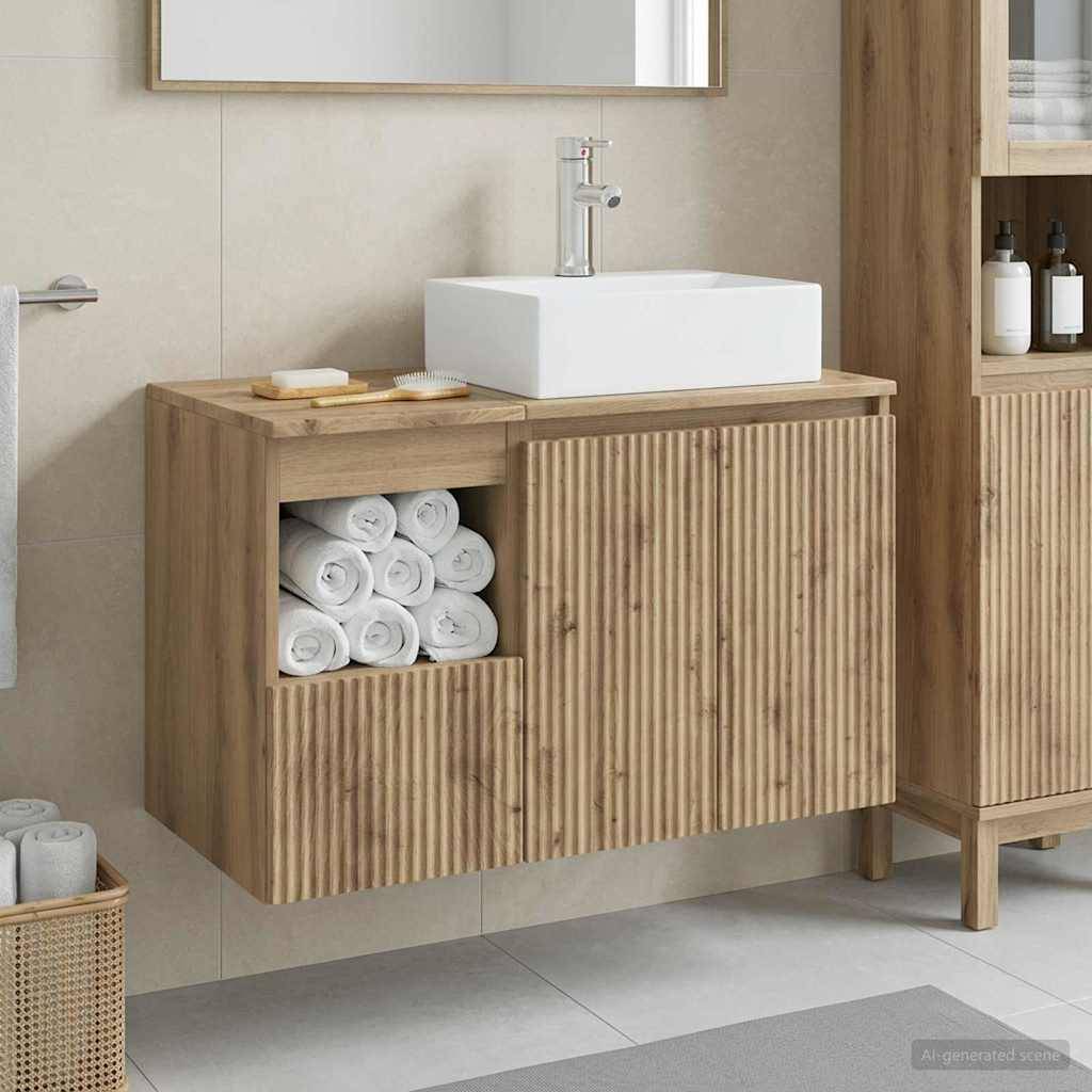 Modernes Badezimmertische mit weißem Waschbecken und Wasserhahn, Holzschrank mit offener Handtuchaufbewahrung und passendem Regalsystem daneben.