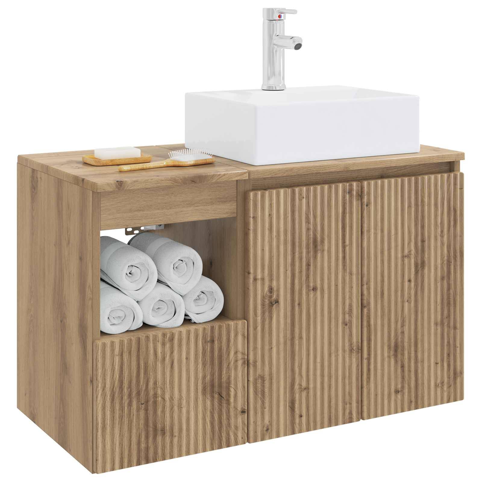 Holz-Badezimmerwaschbecken mit weißem Aufsatzwaschbecken und Armatur, offenes Handtuchregal und gerippte Schranktüren auf der rechten Seite.