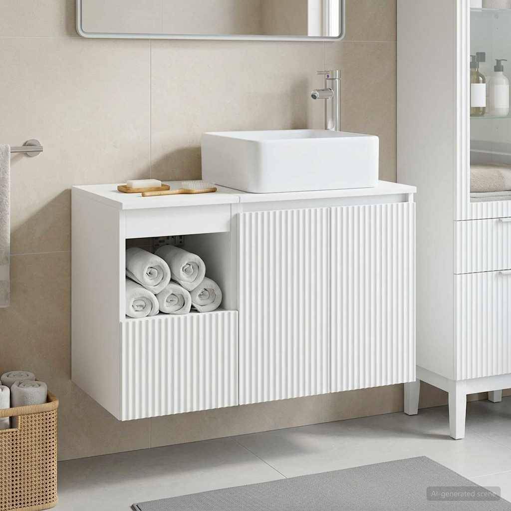 Modernes Badezimmer-Waschtisch mit weißem Aufsatzwaschbecken, gerillten Schranktüren, offener Handtuchwand und passendem Stauraum neben einer gefliesten Wand.