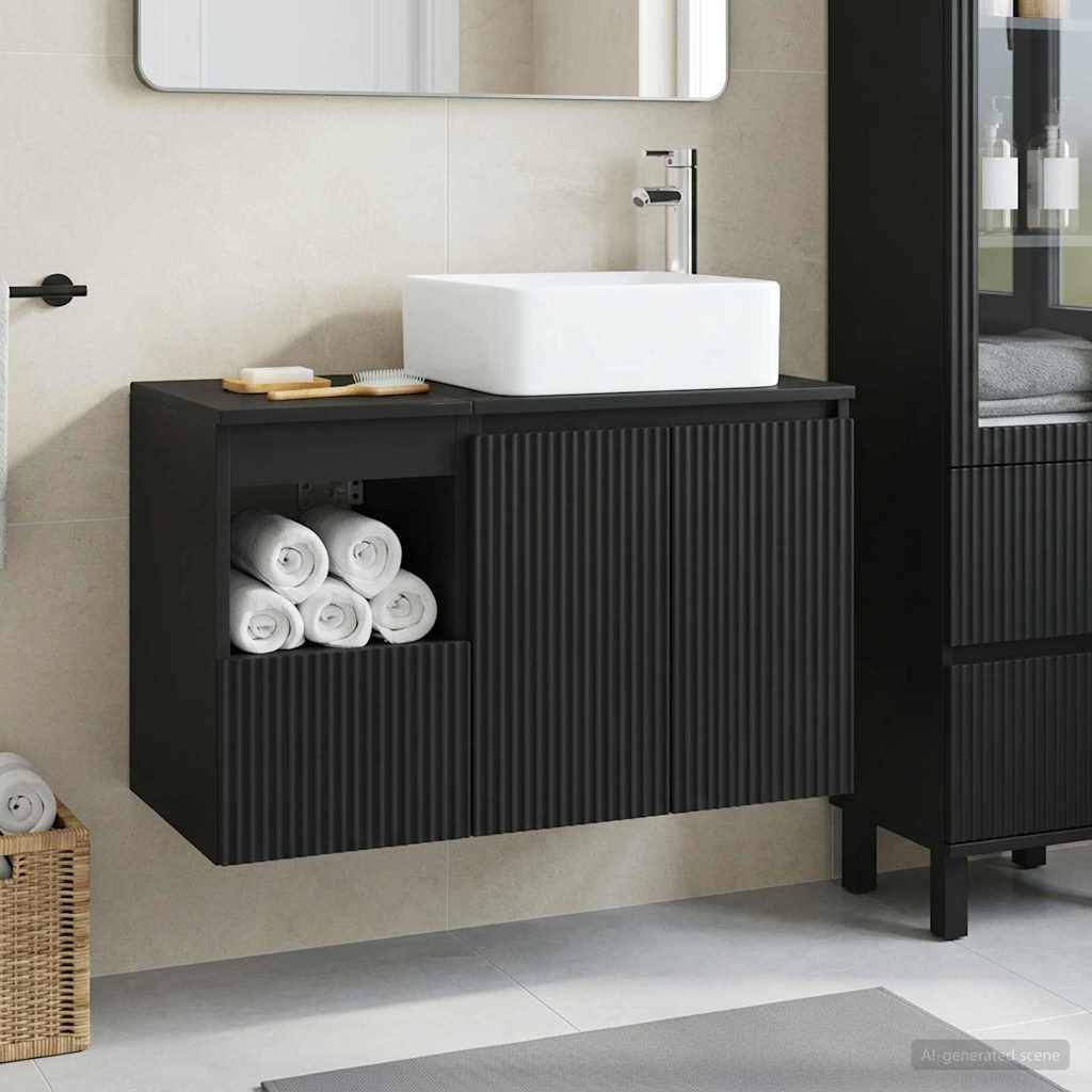 Modernes Badezimmerwaschtisch mit weißem Aufsatzwaschbecken, schwarzem geripptem Unterschrank, offenen Handtuchregalen, Spiegel darüber und passendem hohem Stauraum-schrank daneben.