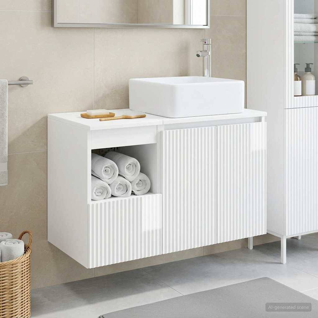 Modernes weißes Badezimmer-Waschtisch mit Aufsatzwaschbecken, offenes Handtuchregal und gerillte Schranktüren neben einer passenden Lagereinheit.