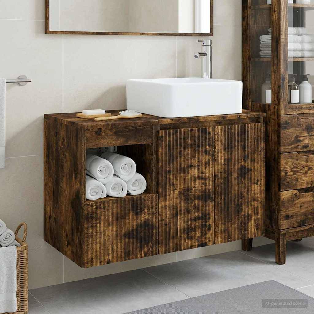 Rustikales Holz-Badezimmerwaschbecken mit einem weißen Aufsatzwaschbecken, Spiegel und offenem Regal mit aufgerollten Handtüchern in einem modern gefliesten Badezimmer.