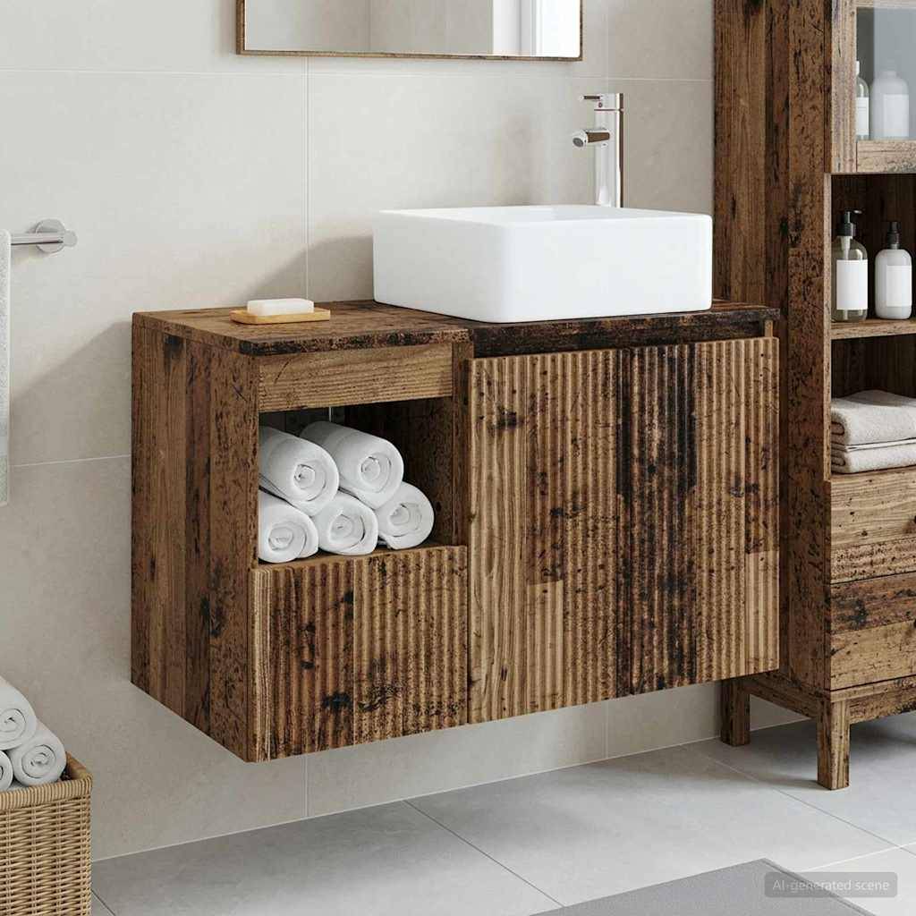 Rustikales hölzernes schwebendes Badezimmer-Waschbecken mit weißem Aufsatzwaschbecken, offener Handtuchwürfel und Schranktür in einem gekachelten Badezimmer.