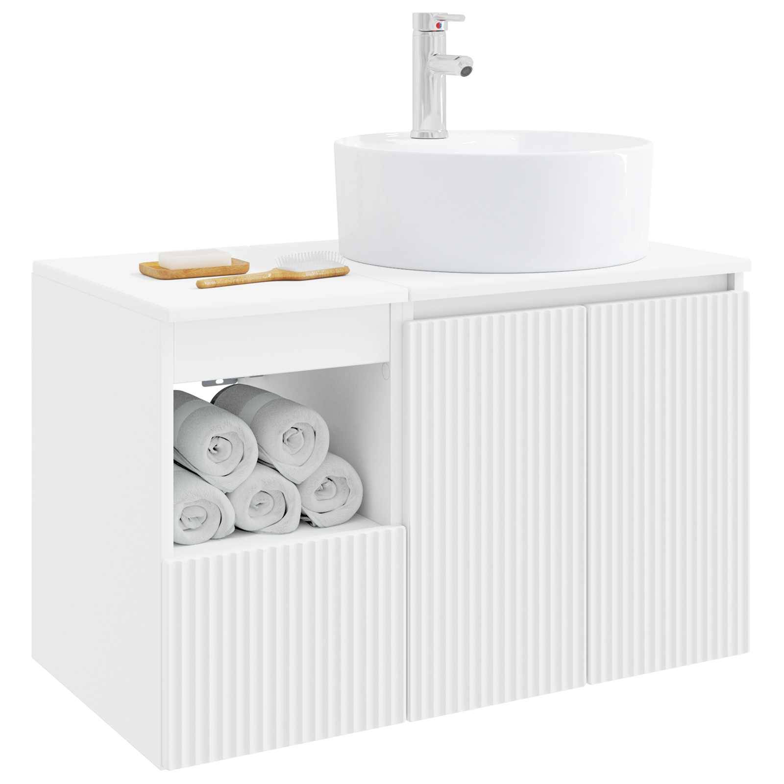 Weiße moderne Badezimmerkommode mit rundem Waschbecken und Armatur, gerillten Schranktüren, offener Handtuchablage und zwei Holztabletts oben.