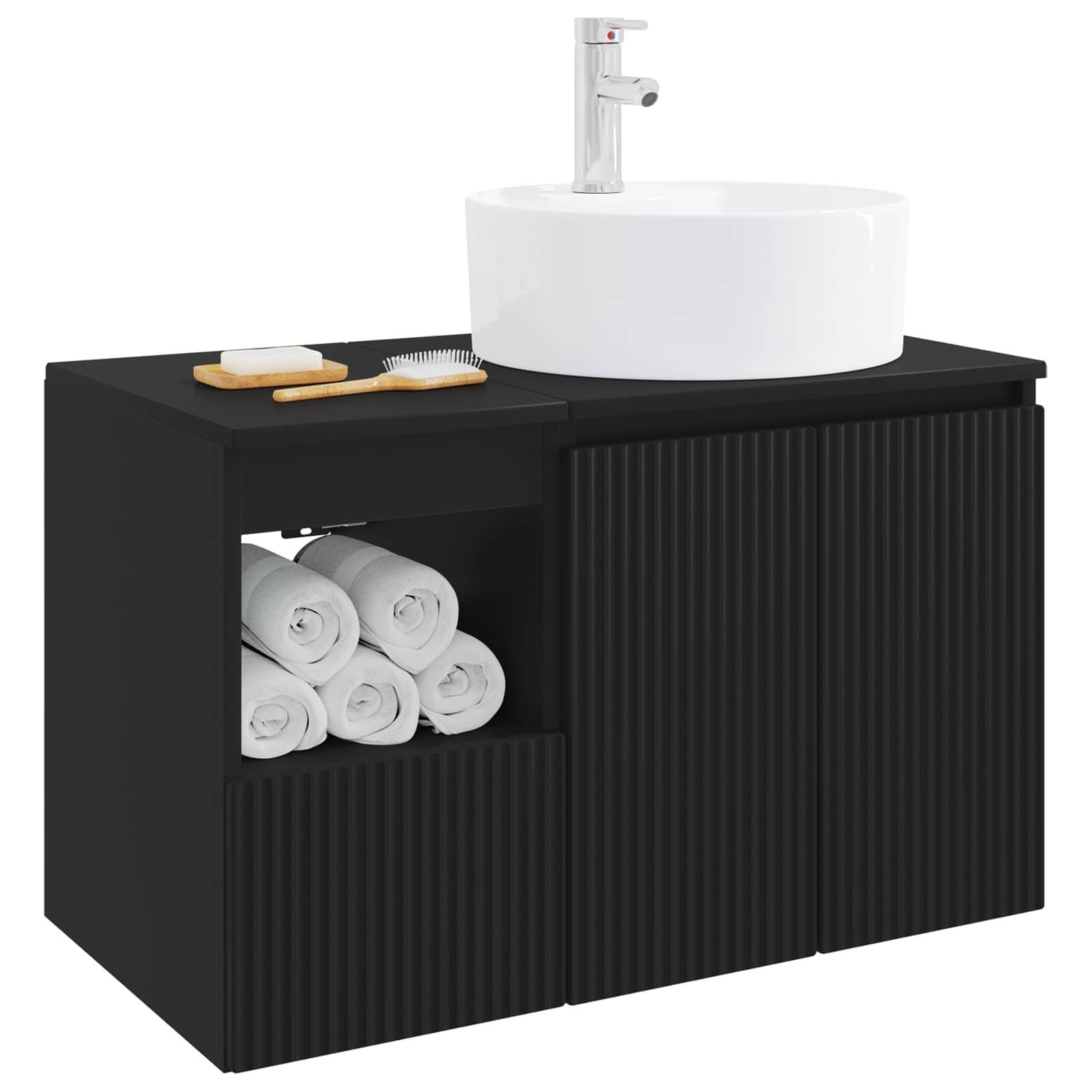Schwarzer Badezimmerschrank mit rundem weißen Waschbecken und Armatur, offenes Regal mit aufgerollten Handtüchern und Zahnbürste sowie Seife oben.
